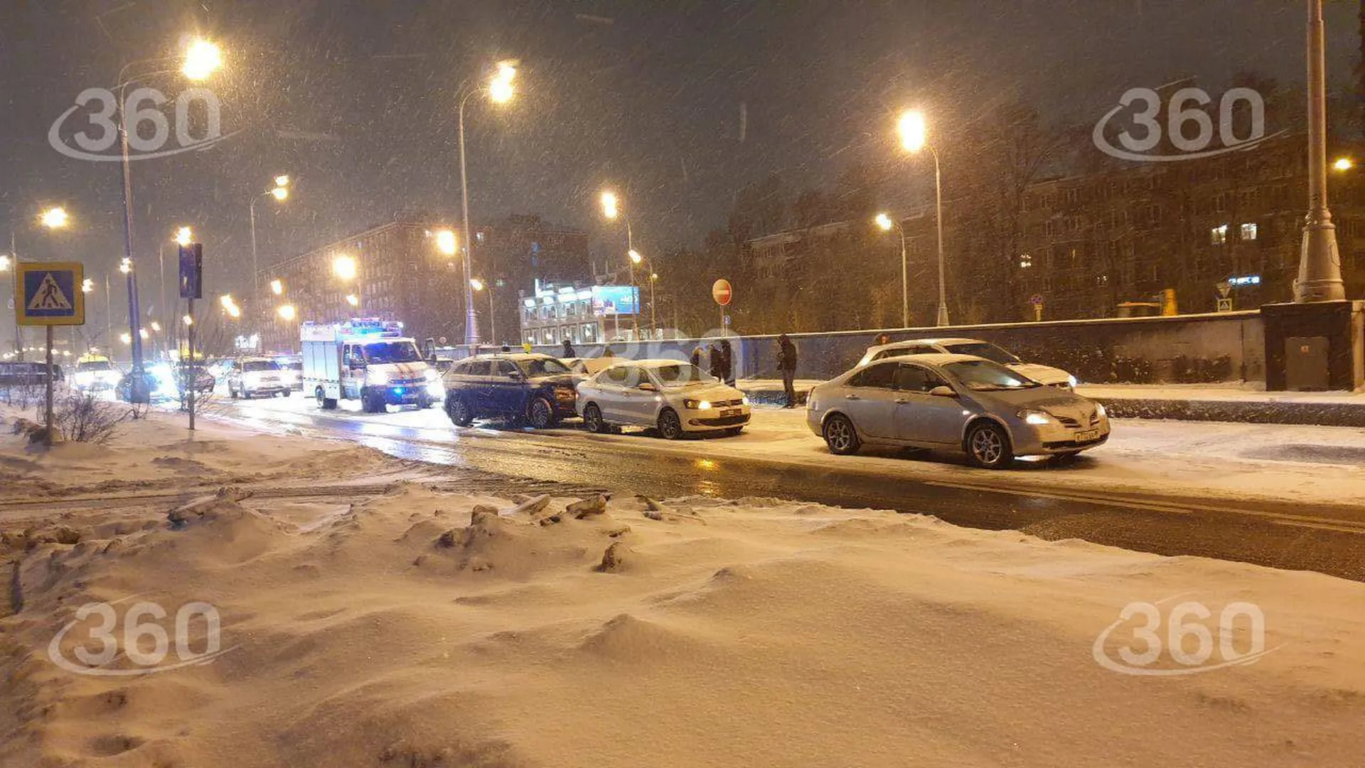 ДТП с участием семи машин произошло на Дмитровском шоссе в Москве. Видео