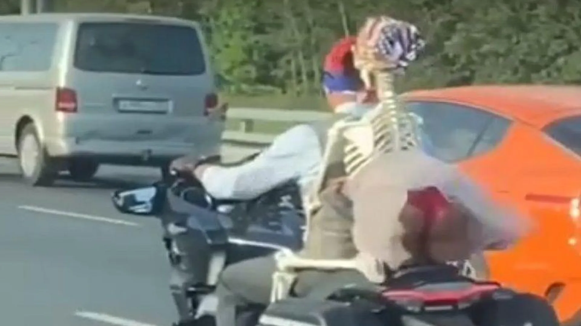 Мотоциклист, перевозивший скелет, удивил жителей Королева