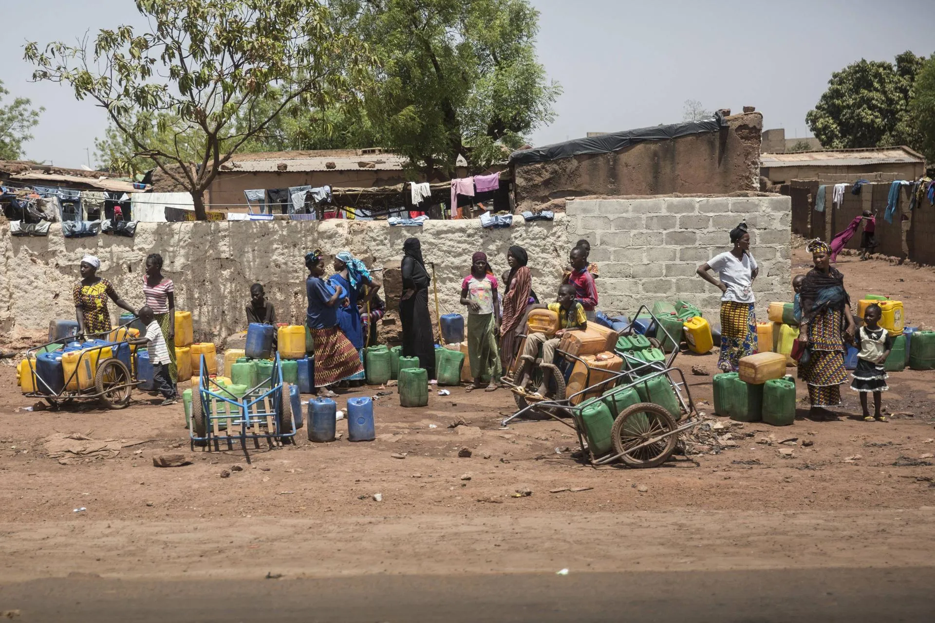 Женщины в населенном пункте в Мали. Фото: Florian Gaertner / imago