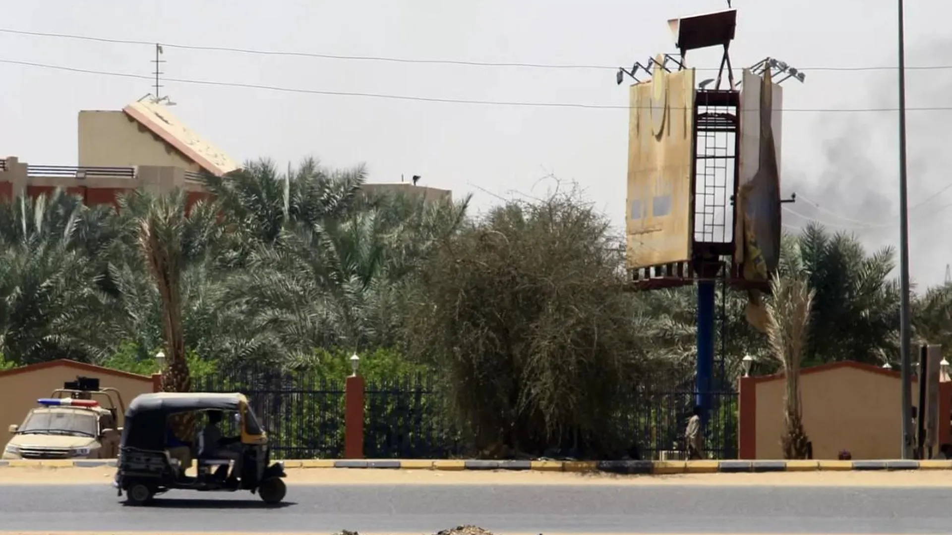 Посольство РФ в Судане рекомендовало россиянам не выходить из домов в Хартуме