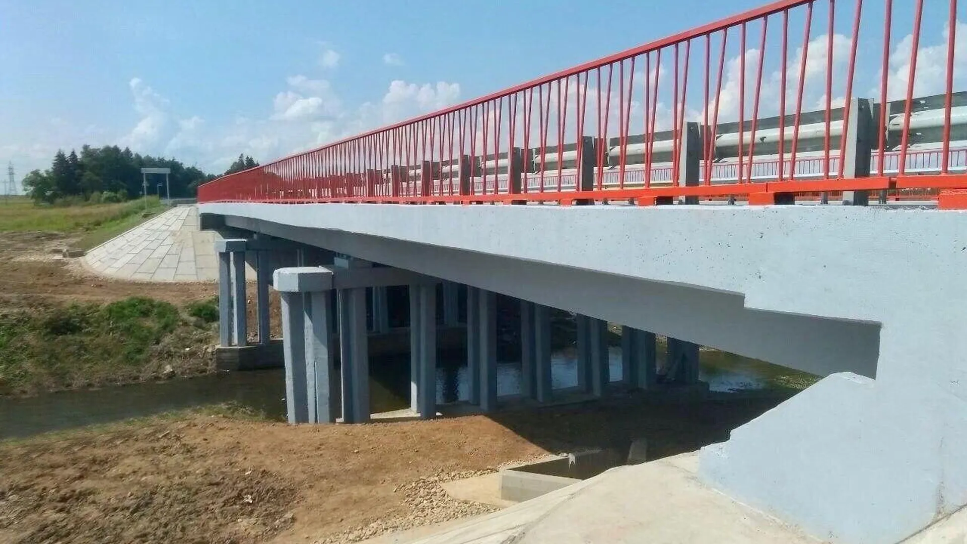 Мост через реку Колпяну отремонтировали в Волоколамске. Он пропускает по 7 тысяч машин в сутки