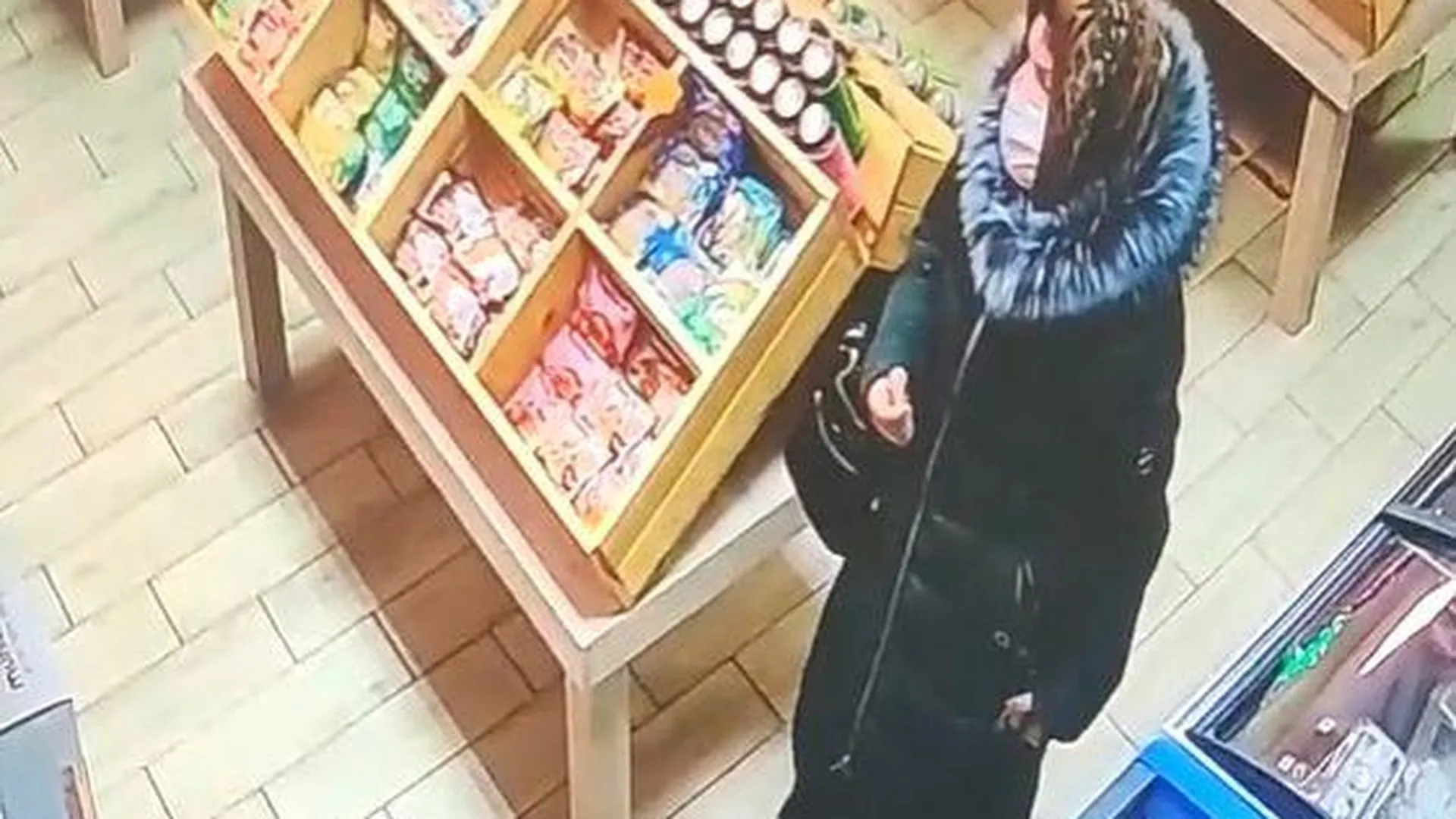 В Сергиевом Посаде женщина устроила скандал в магазине и украла колбасу