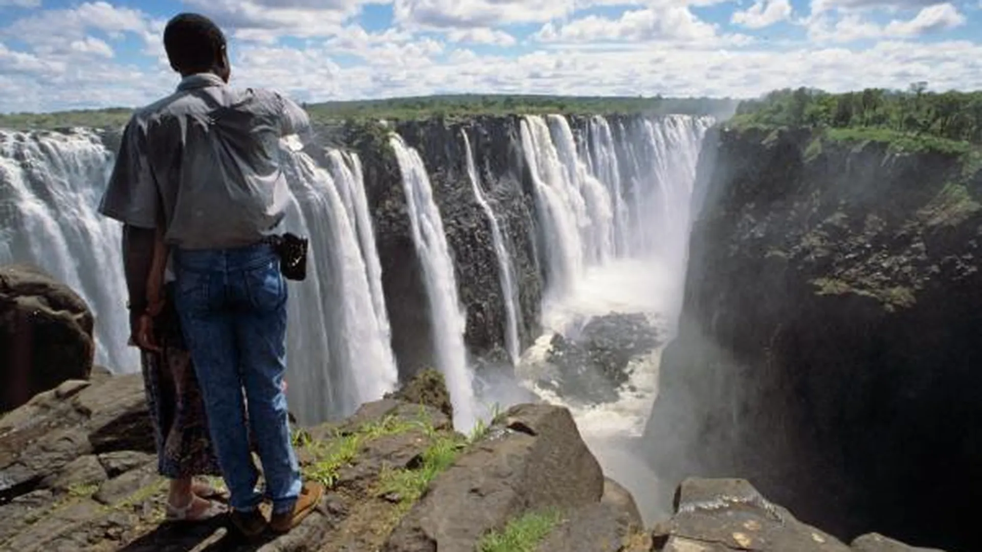 Водопад Виктория находится на реке Замбези, четвертой по величине в Африке, на границе между Зимбабве и Замбией. Самый большой в мире, он считается одним из семи мировых чудес природы.