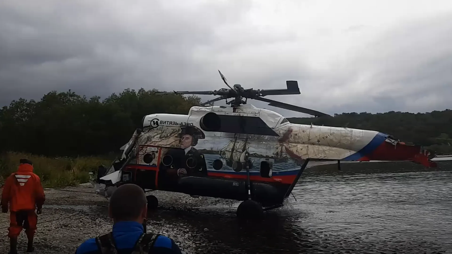 Потерпевший крушение на Камчатке вертолет подняли со дна озера
