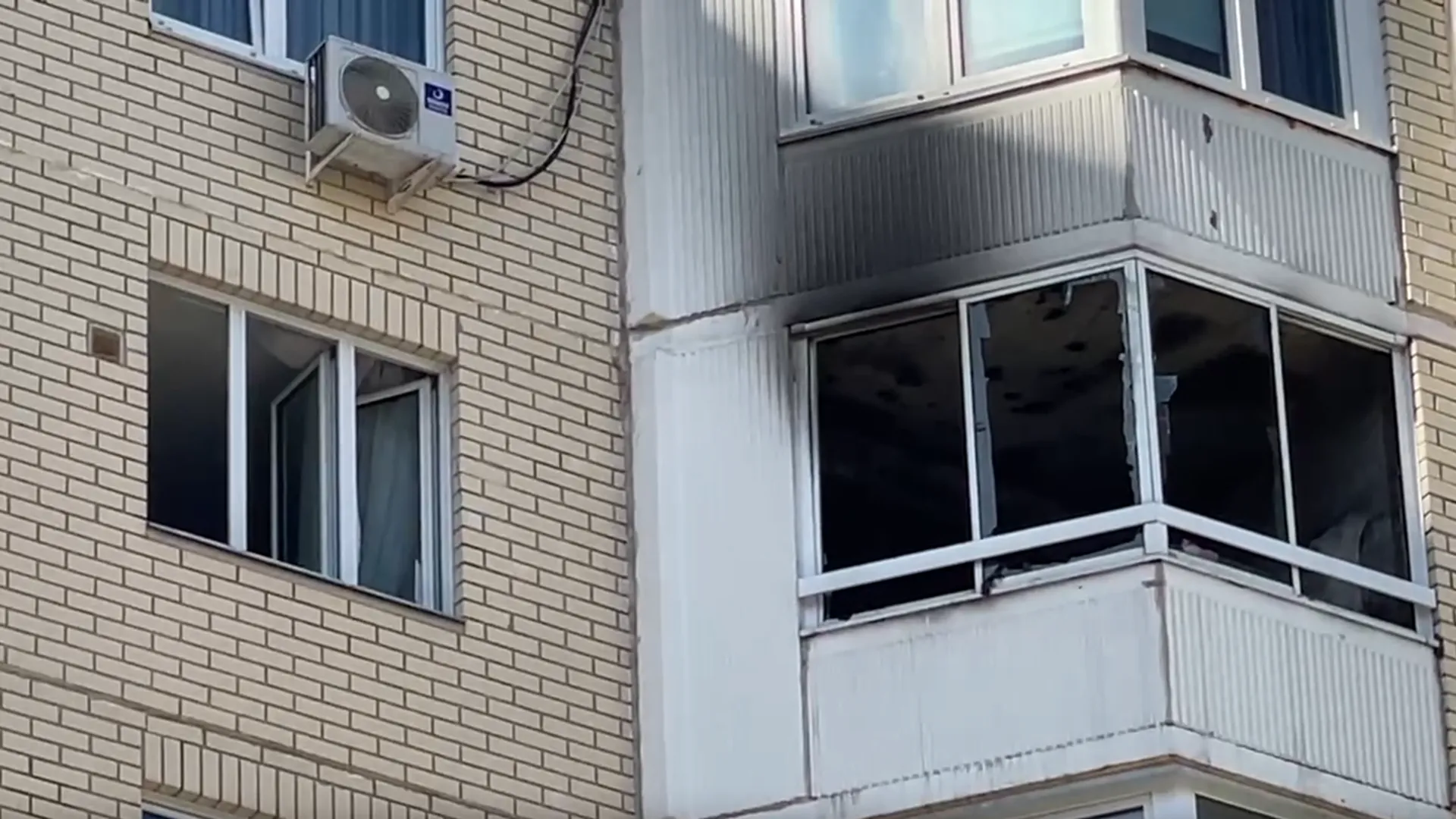 Источник назвал две версии пожара на улице Атласова в Москве