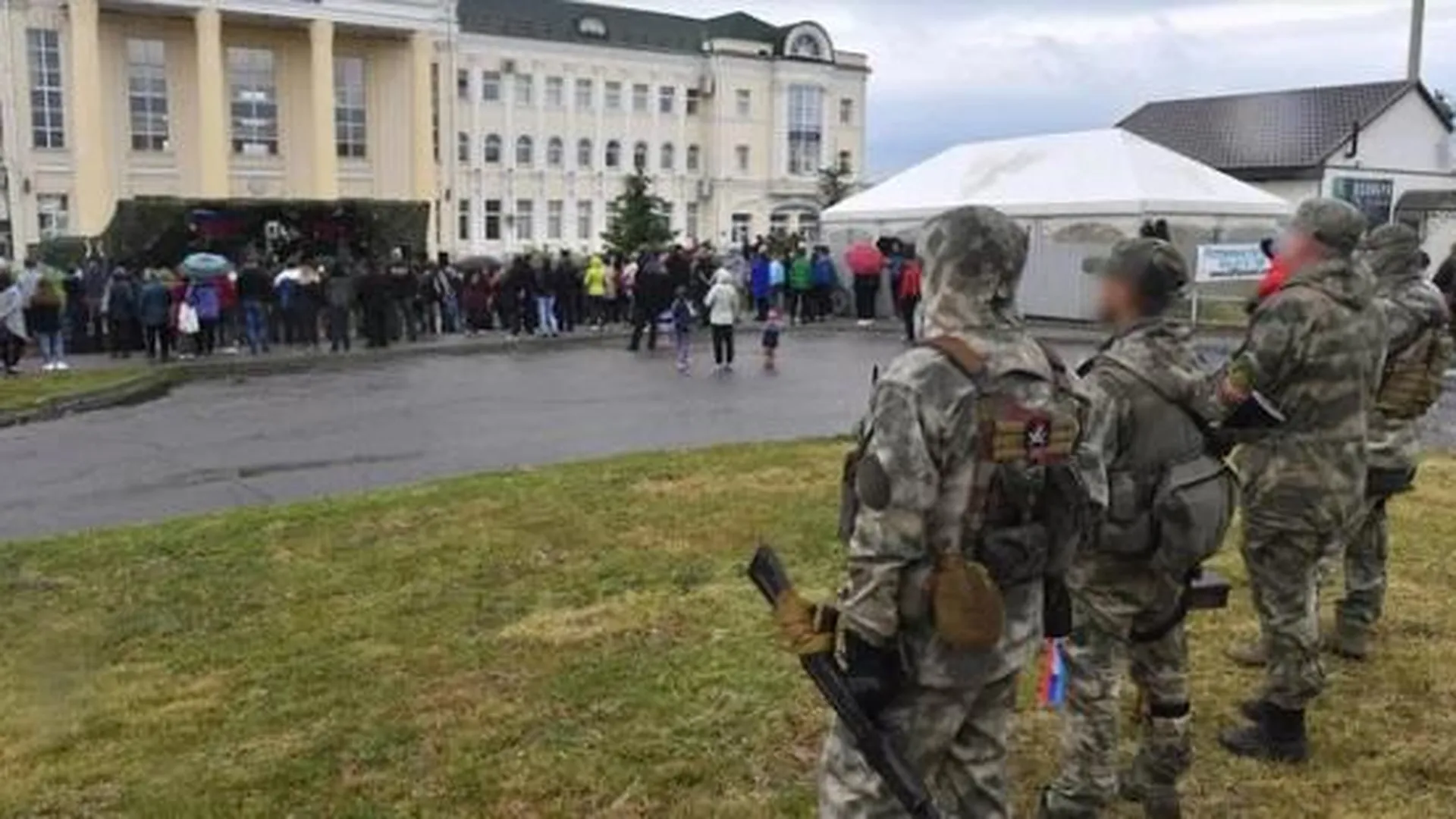 Мирные жители и военные в Купянске. Фото: РИА «Новости»