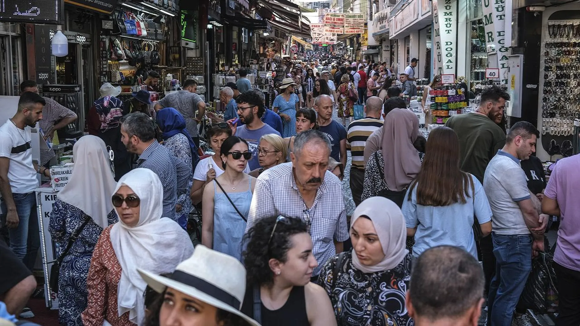 «Не могла спать всю ночь»: русские рассказали, как справляются с жарой в Турции