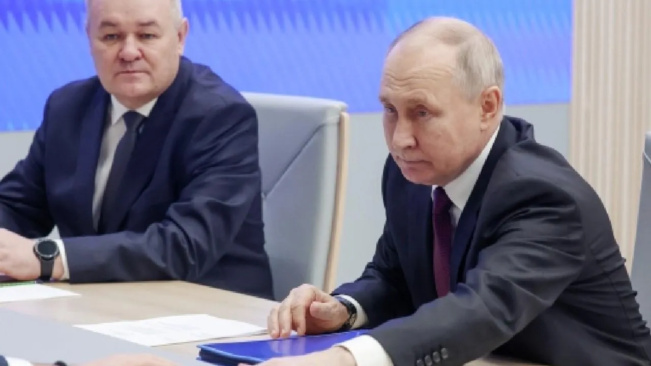 Путин стал первым, кто подал документы на выдвижение на должность президента РФ