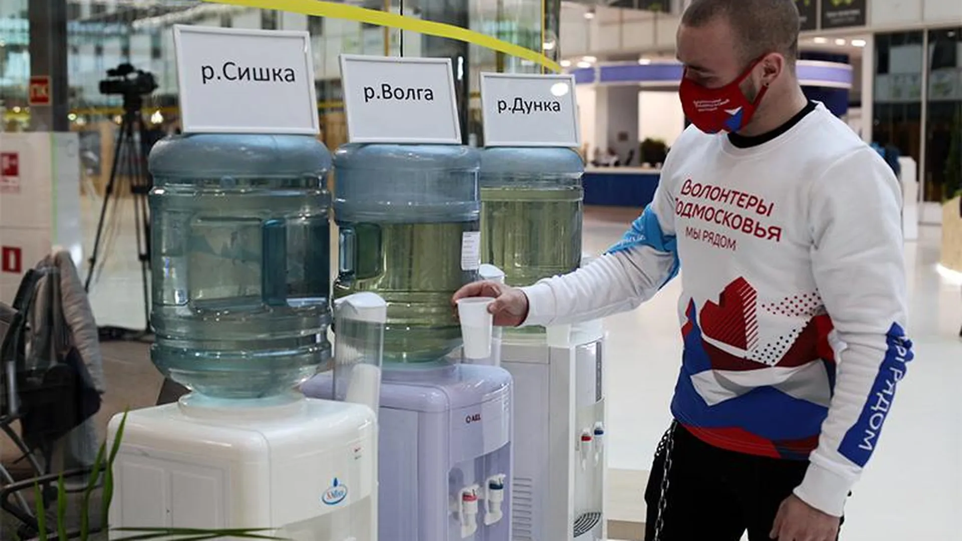 Подмосковные креативщики предложили людям выпить воду из рек, проект удивил даже министра экологии РФ
