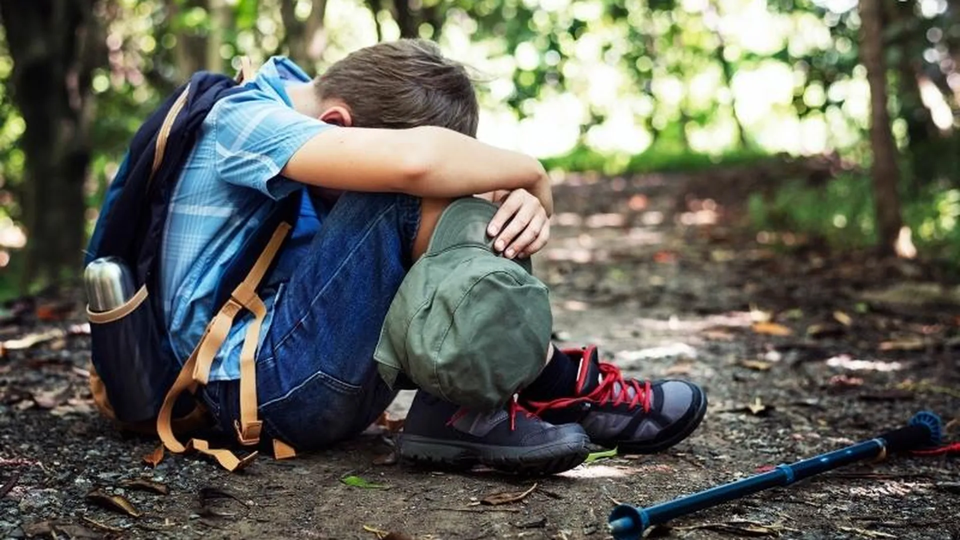 Ребенок потерял интерес. Подростки сироты. Человек жалуется. Потерялся в лесу. Парень потерял ребенка.