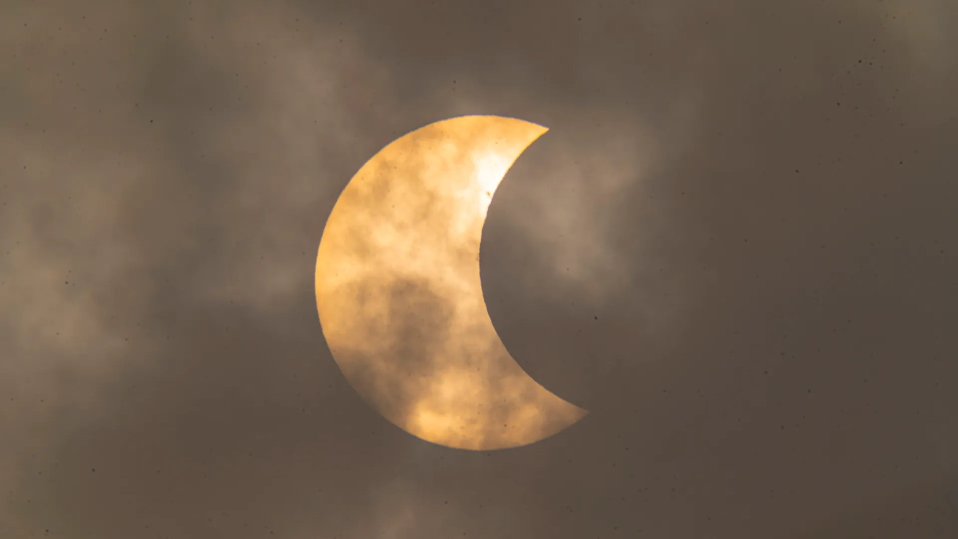 Частное (неполное) солнечное затмение в октябре 2023 года. Фото: Fabio Leoni / Keystone Press Agency