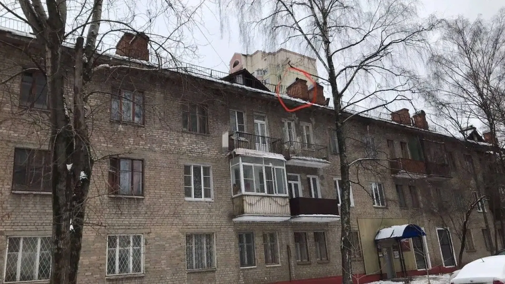 В доме на Новогиреевской улице приступили к ремонту крыши