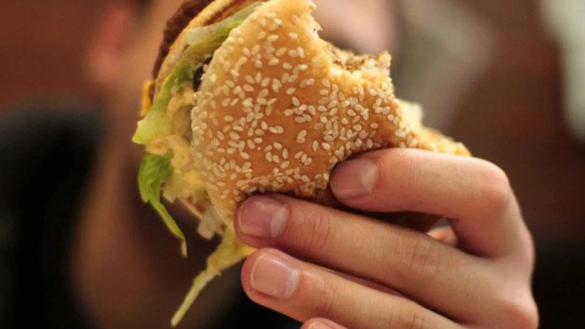 Ученые: после 30 лет калорийная пища опасна для здоровья