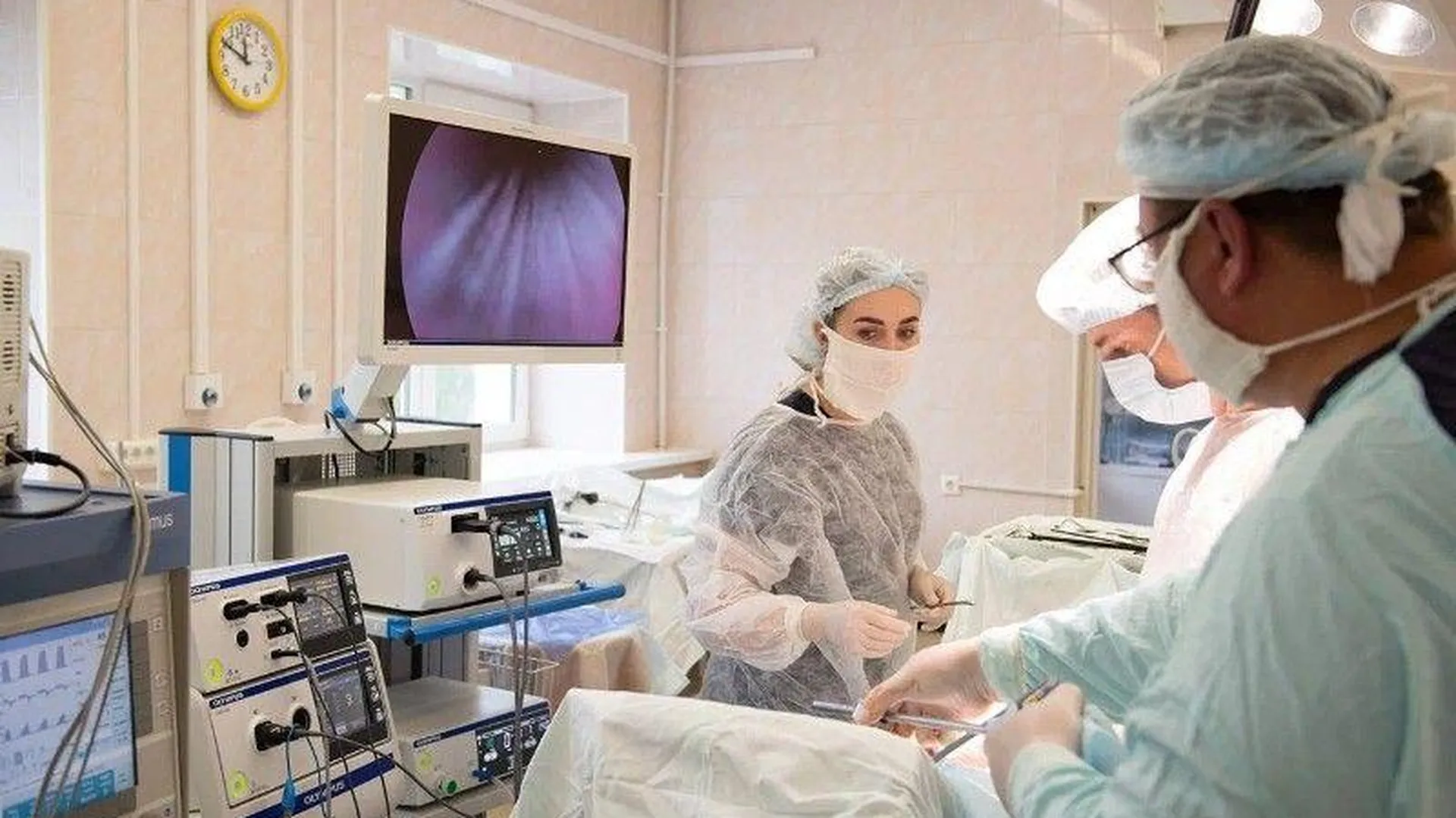 Долгопрудненские хирурги спасли пожилую женщину с курагой в кишечнике
