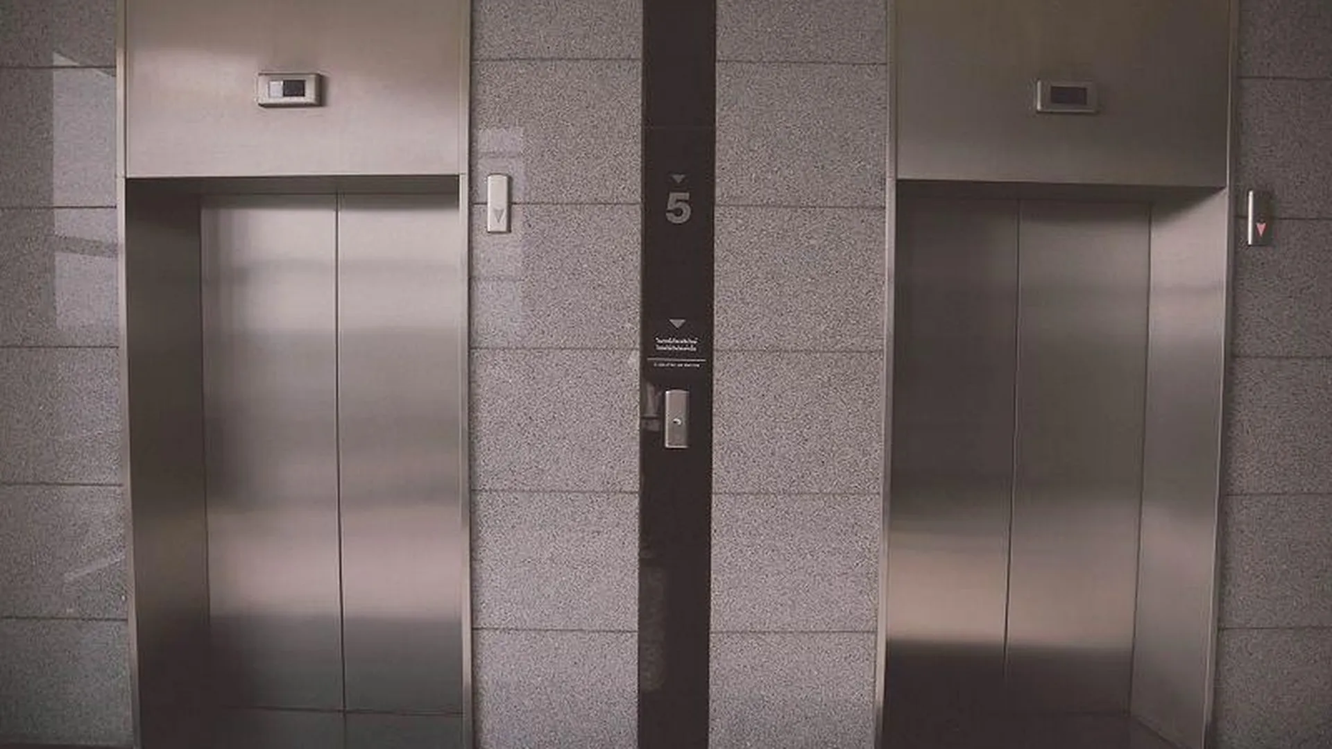 Пранк с QR-кодами в лифте позабавил жителей Дубны