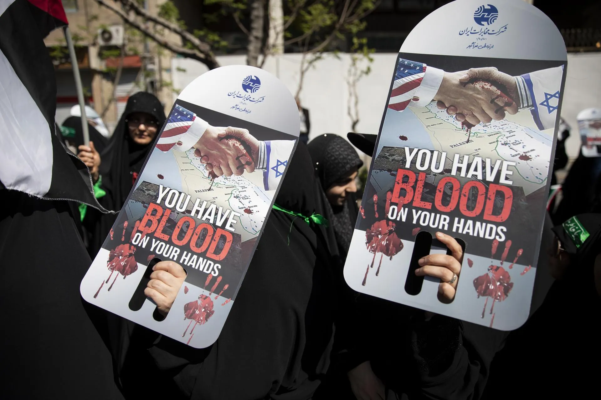 «На ваших руках кровь» — транспаранты на акции памяти жертв удара Израиля по консульству Ирана в Дамаске