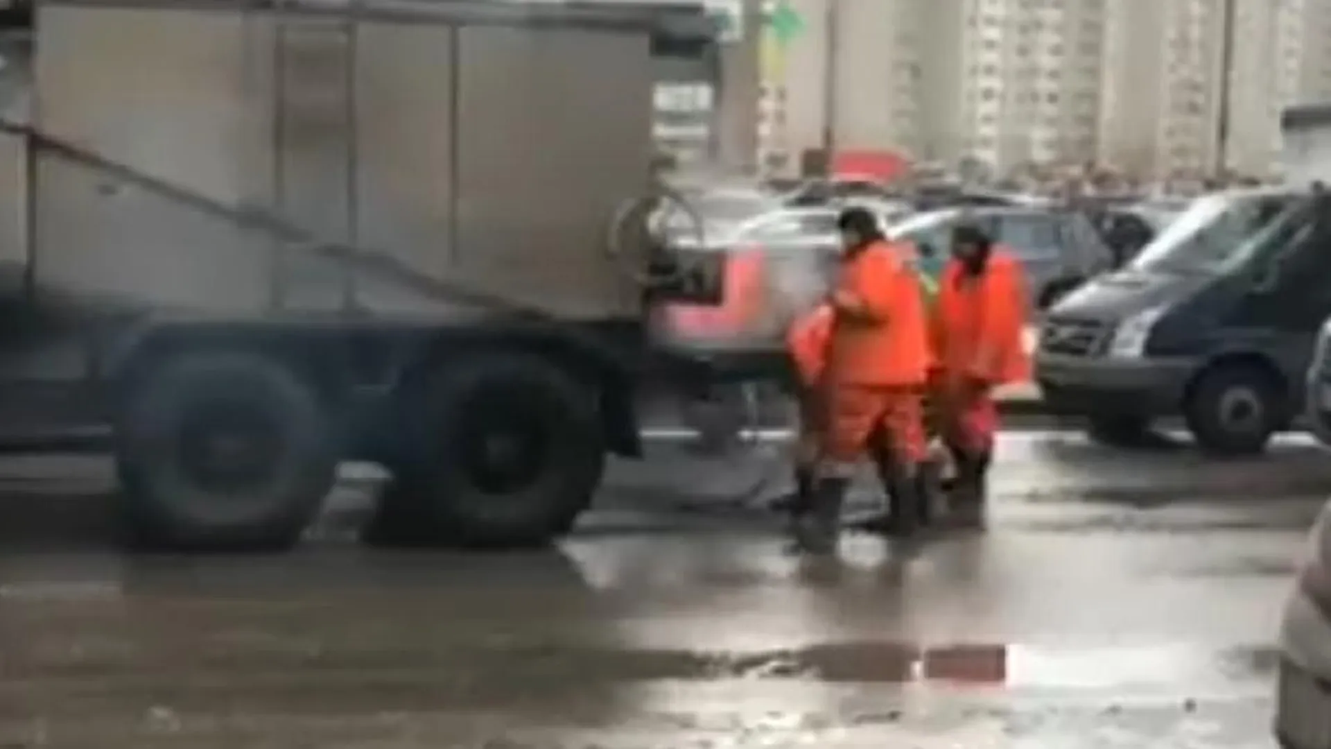 В Видном проверят дорожников, положивших асфальт на лужу 