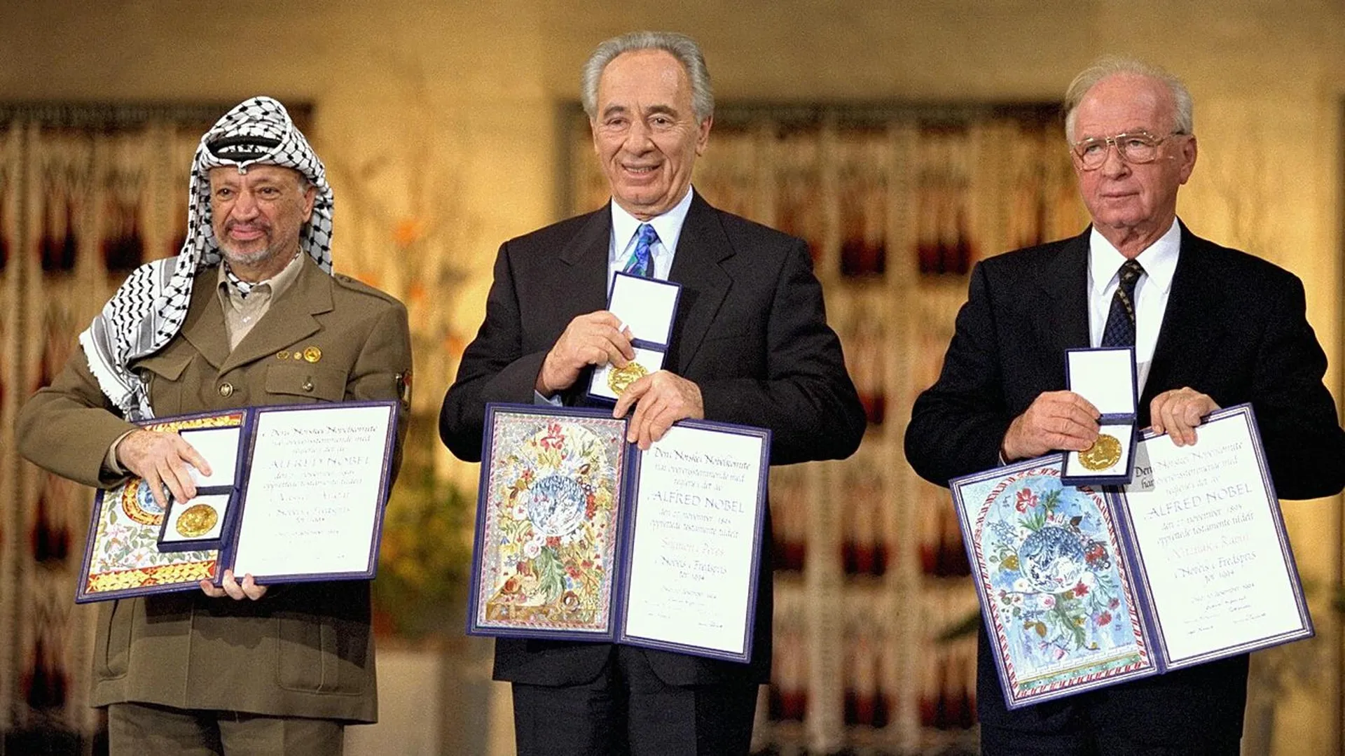 Слева направо: Ясир Арафат, Шимон Перес и Ицхак Рабин с Нобелевскими премиями мира, 1994 год