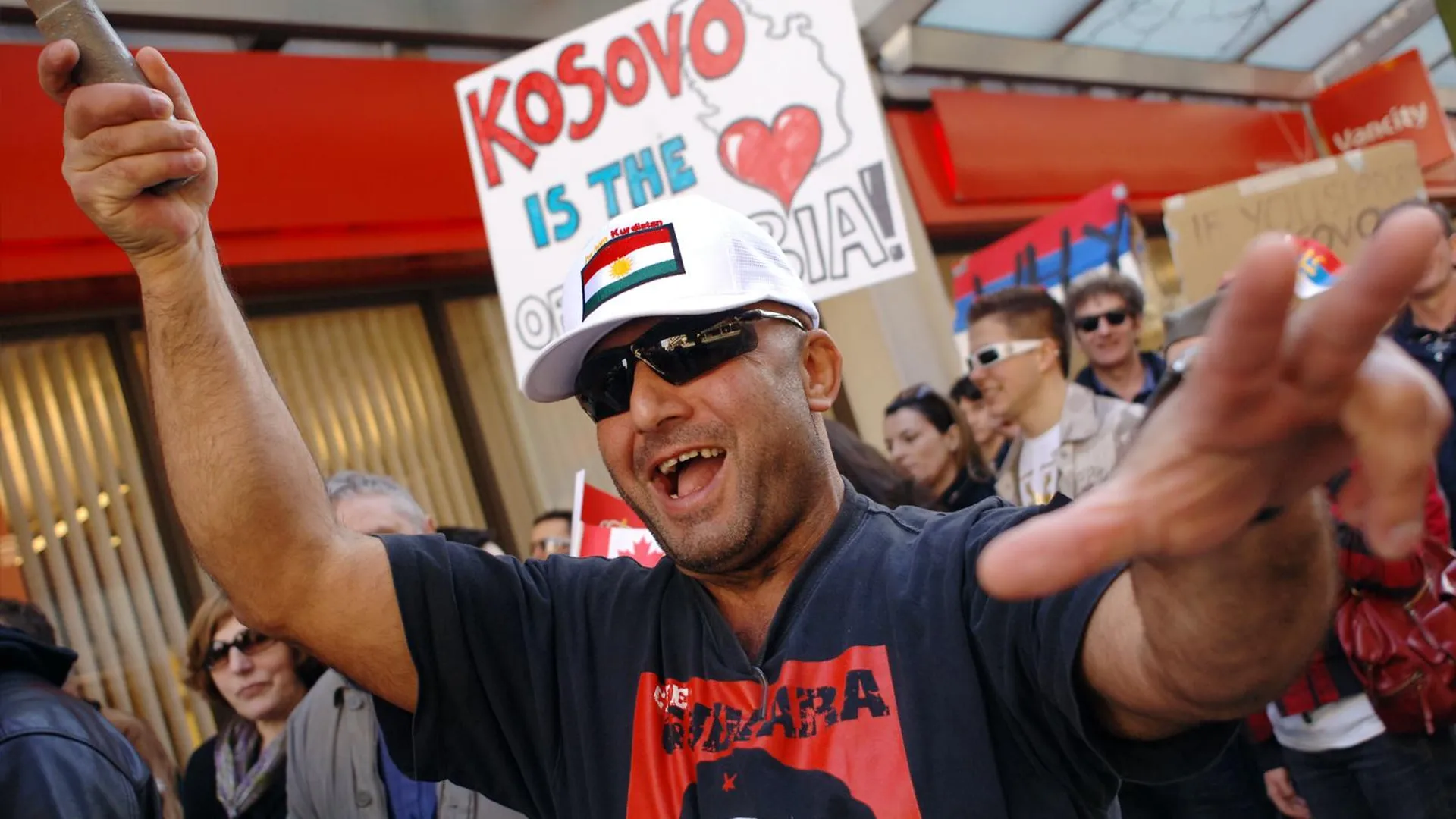 Канадцы сербского происхождения на митинге в Ванкувере скандируют «Косово — это Сербия». Фото: bc4