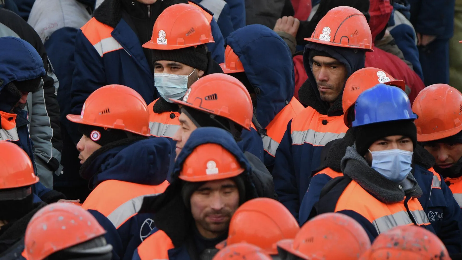 Трудовым мигрантам вручили повестки на стройках в Петербурге