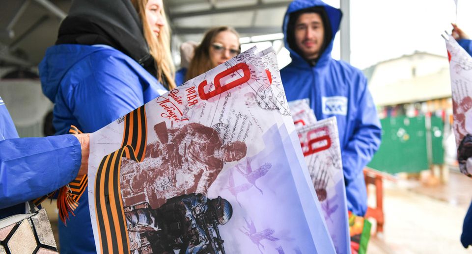 Волонтеры раздали георгиевские ленты на ж/д станции в Химках