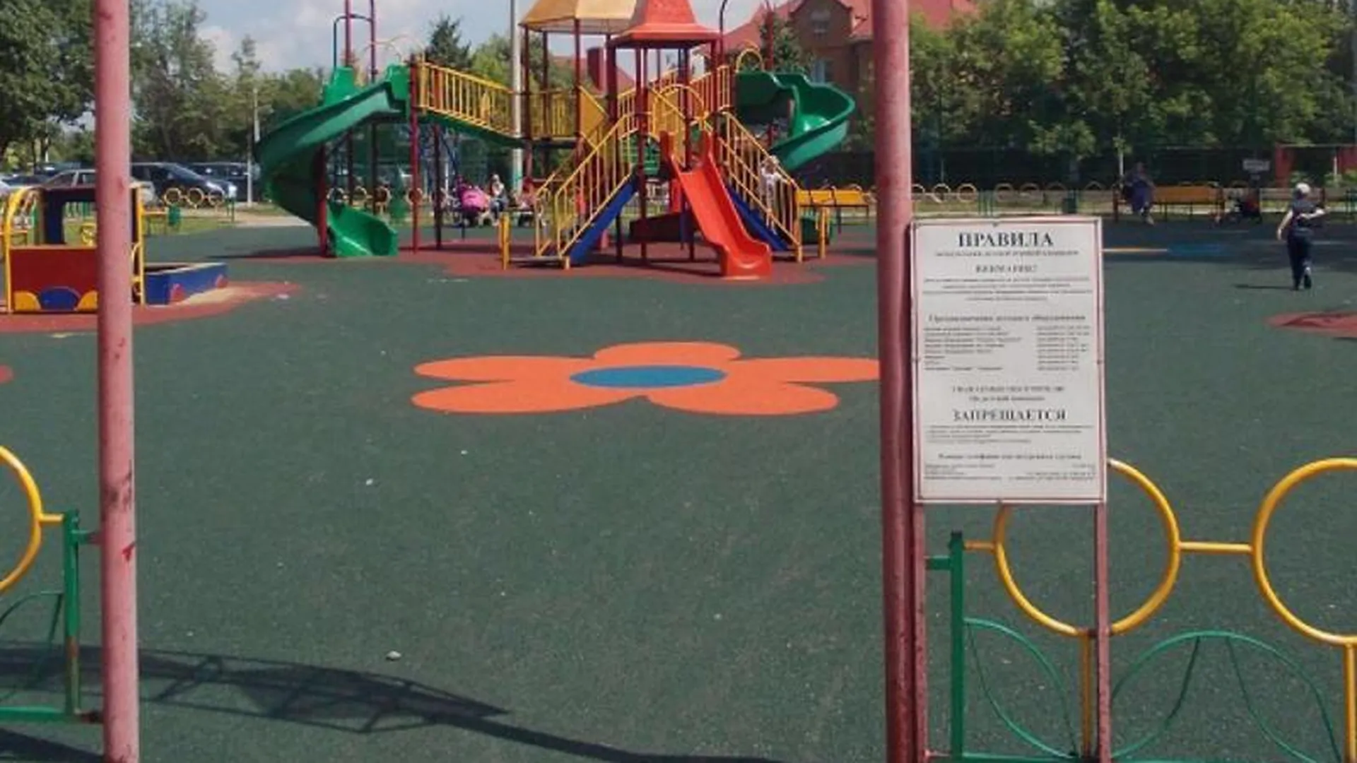 Безопасным покрытием оборудовали детскую площадку по просьбе жителей Ивантеевки