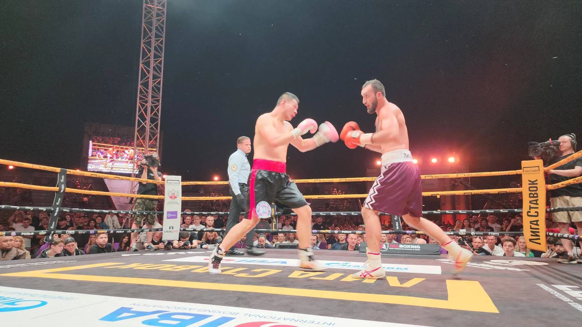 Международный вечер бокса «Ночь чемпионов IBA» прошел на городском пляже Серпухова