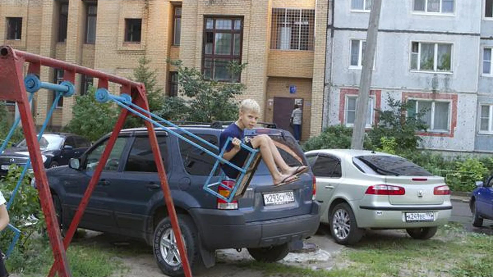 В Истре и Орехово-Зуеве парковки вытесняют жителей из дворов 