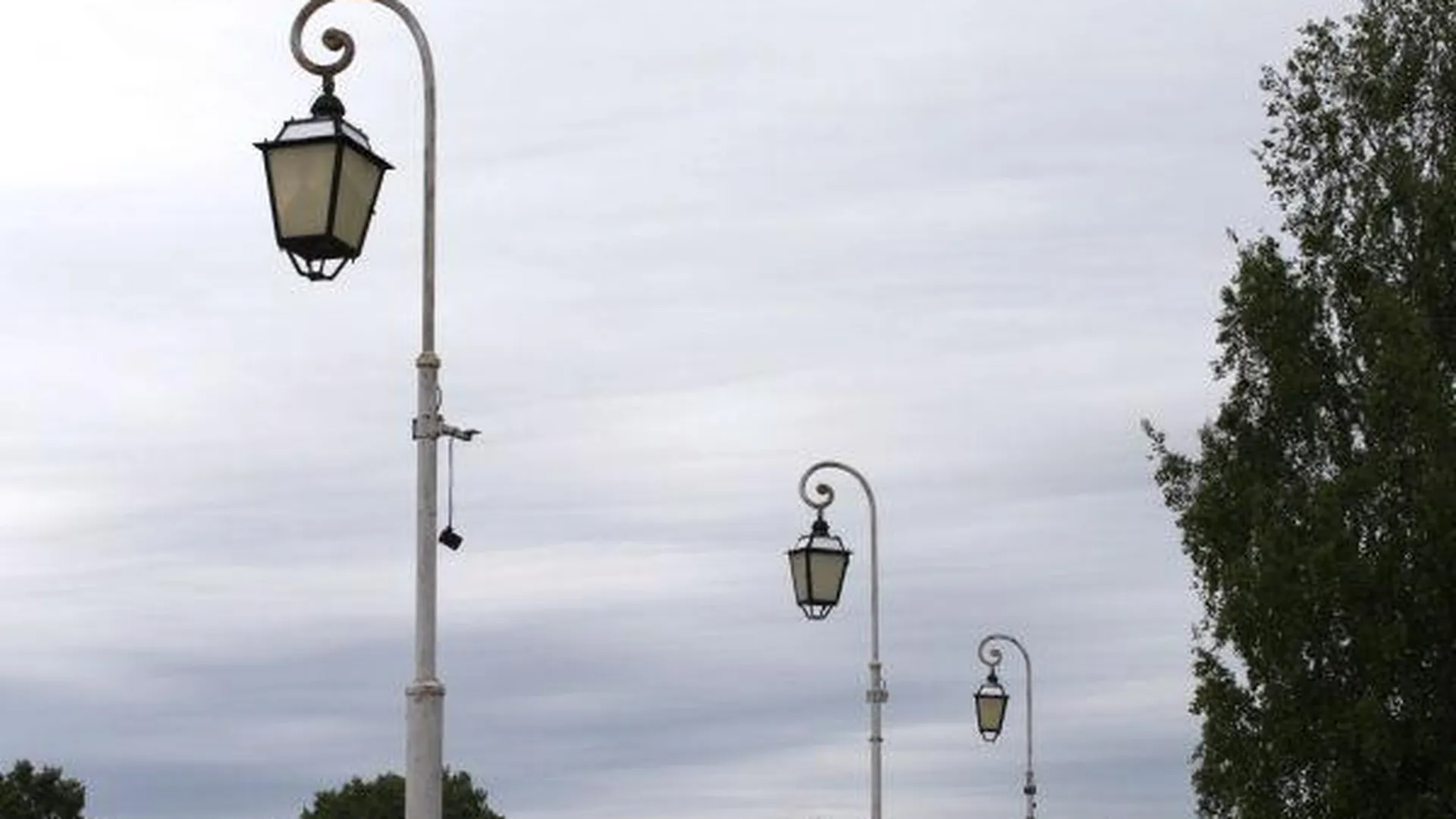 Из-за упавшего фонаря в Ивантеевке проверили уличное освещение