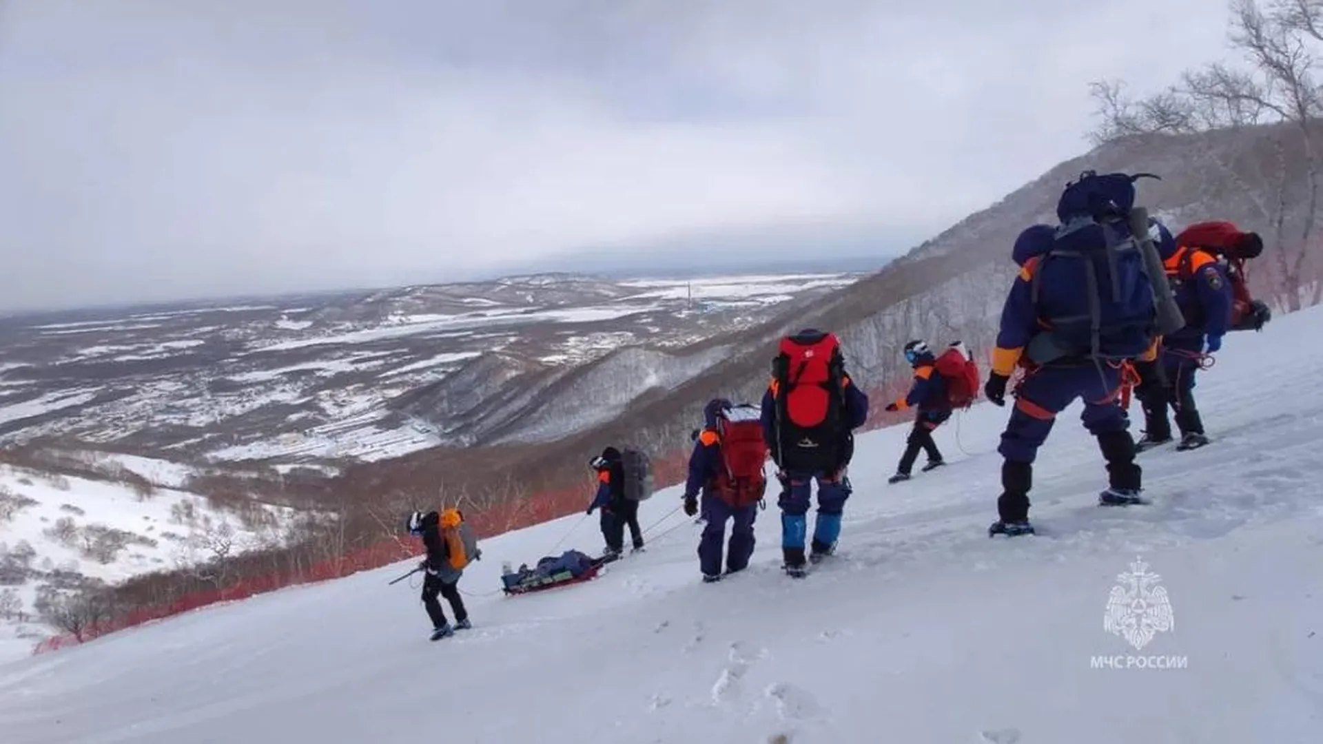 Спасатели обнаружили второго туриста, попавшего под лавину на Камчатке