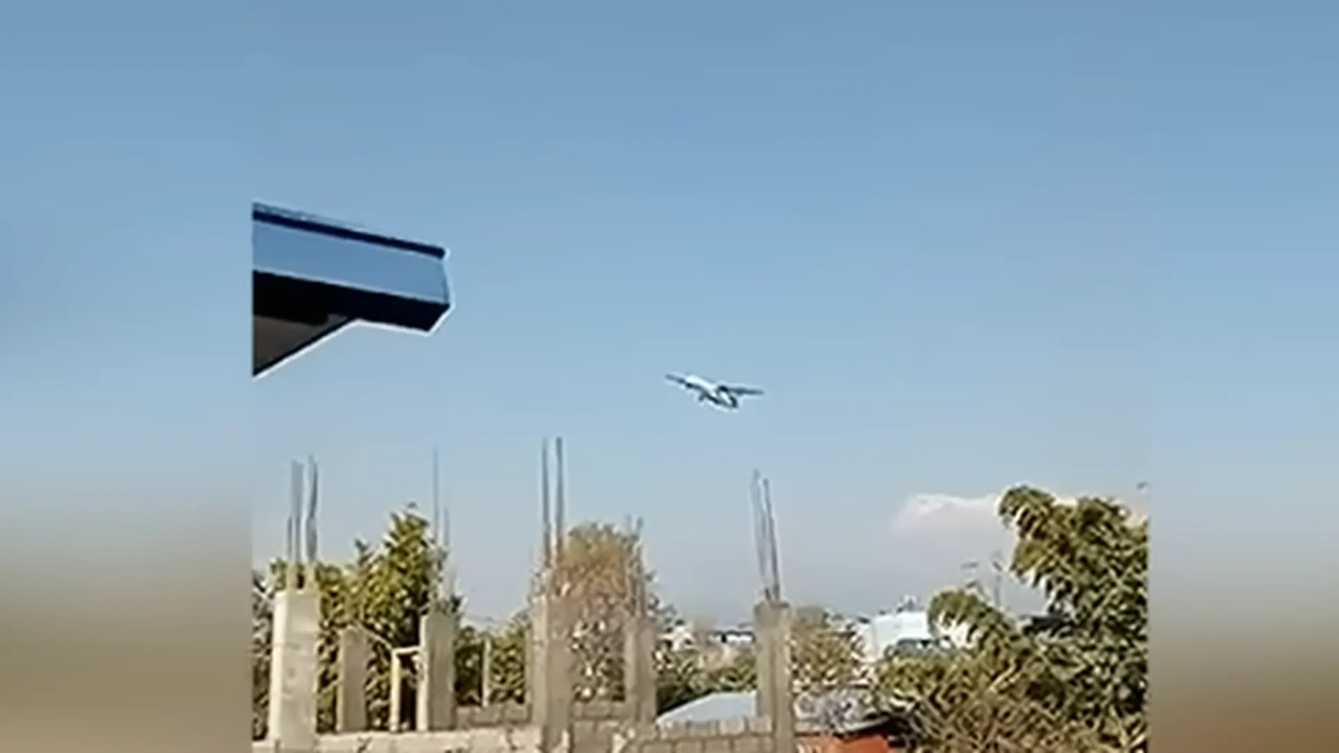 Момент падения самолета в Непале попал на видео