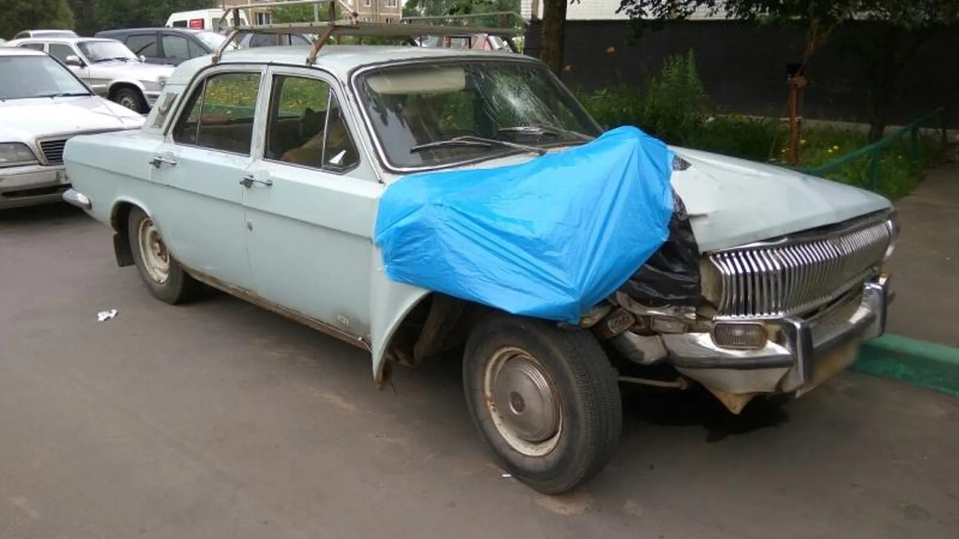 Горе-угонщики в Москве врезались на желанном авто в фонарь, один из них сломал ногу