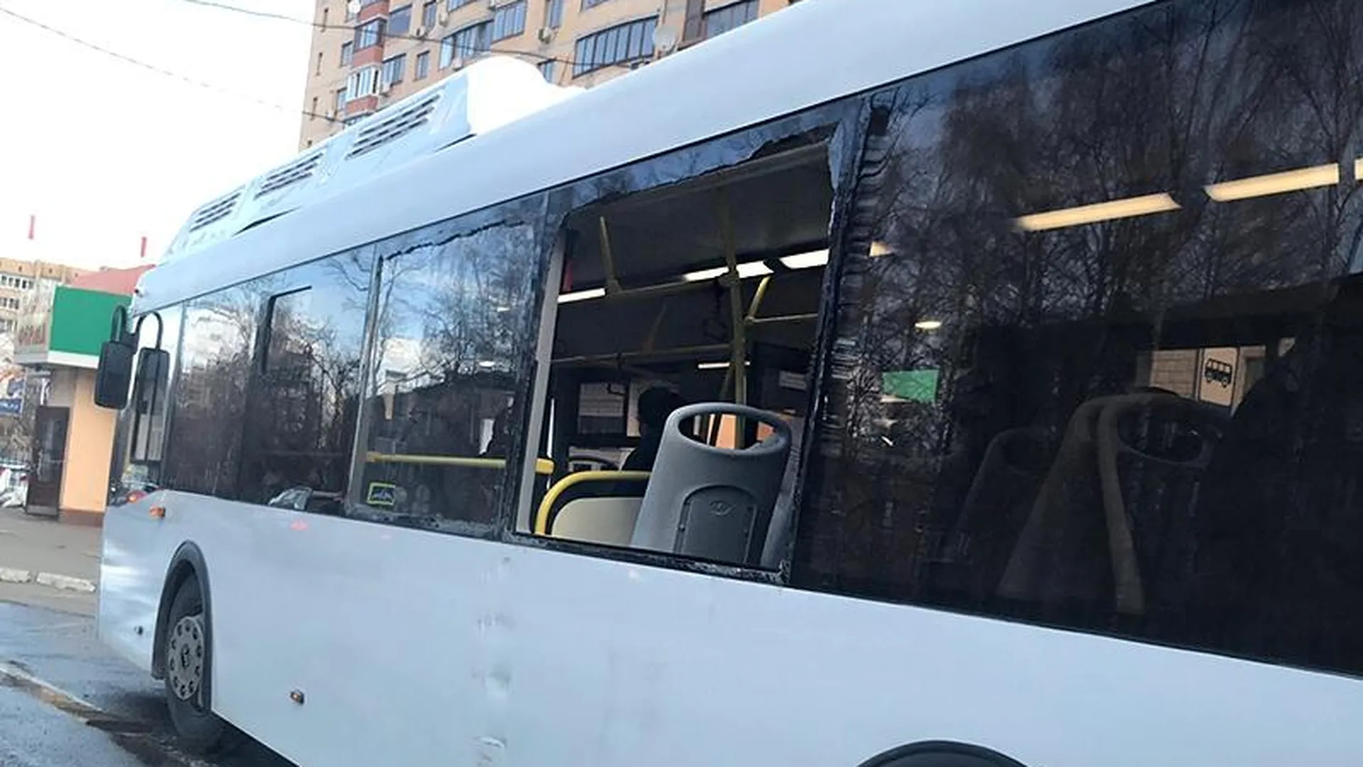Автобус без окна разъезжает по Долгопрудному