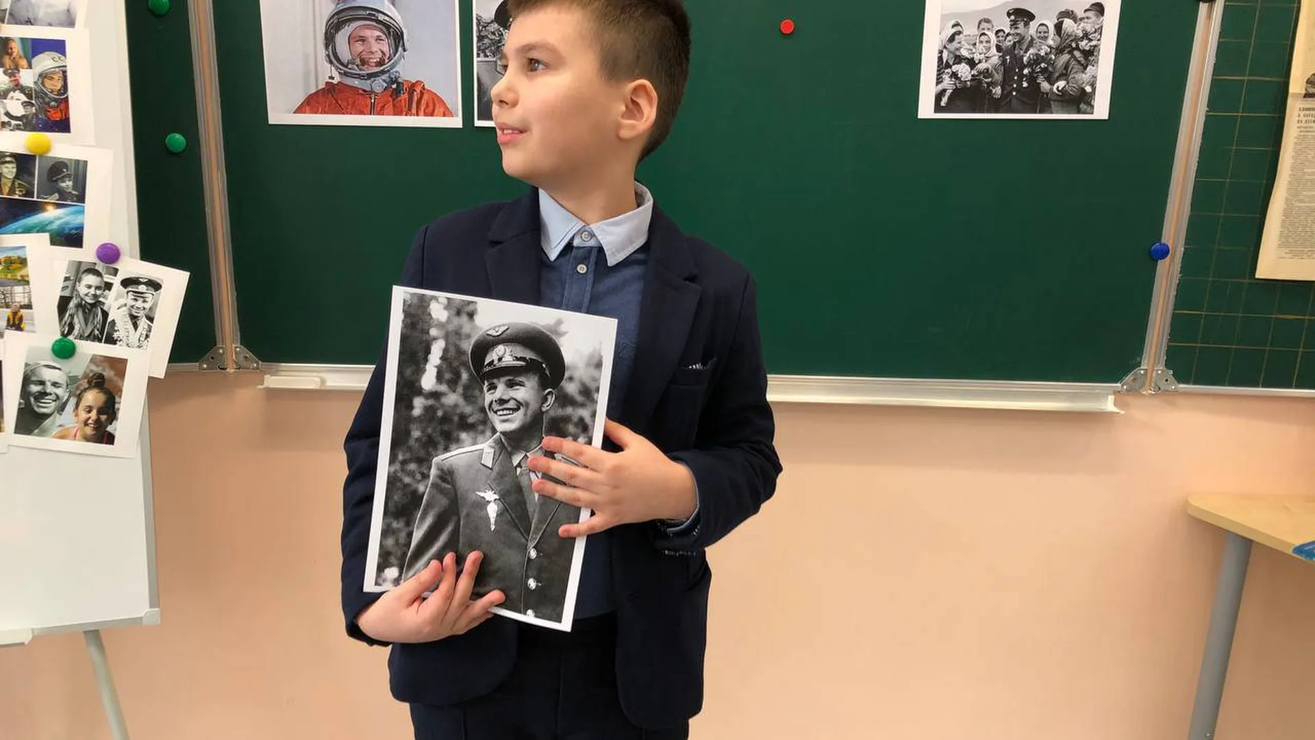 Школьники из Королева поддержали флешмоб, посвященный Юрию Гагарину