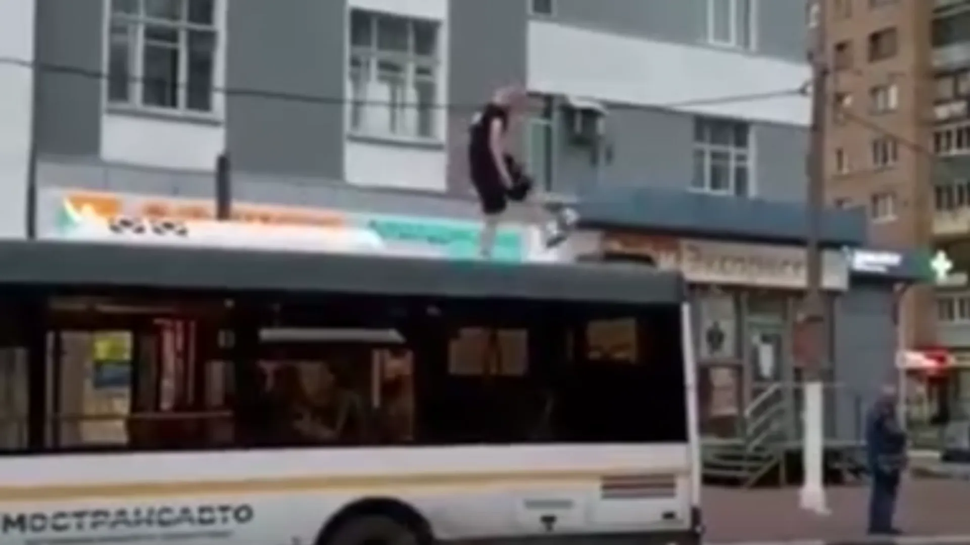 Подросток сыграл в футбол на крыше движущегося автобуса в Орехово-Зуево