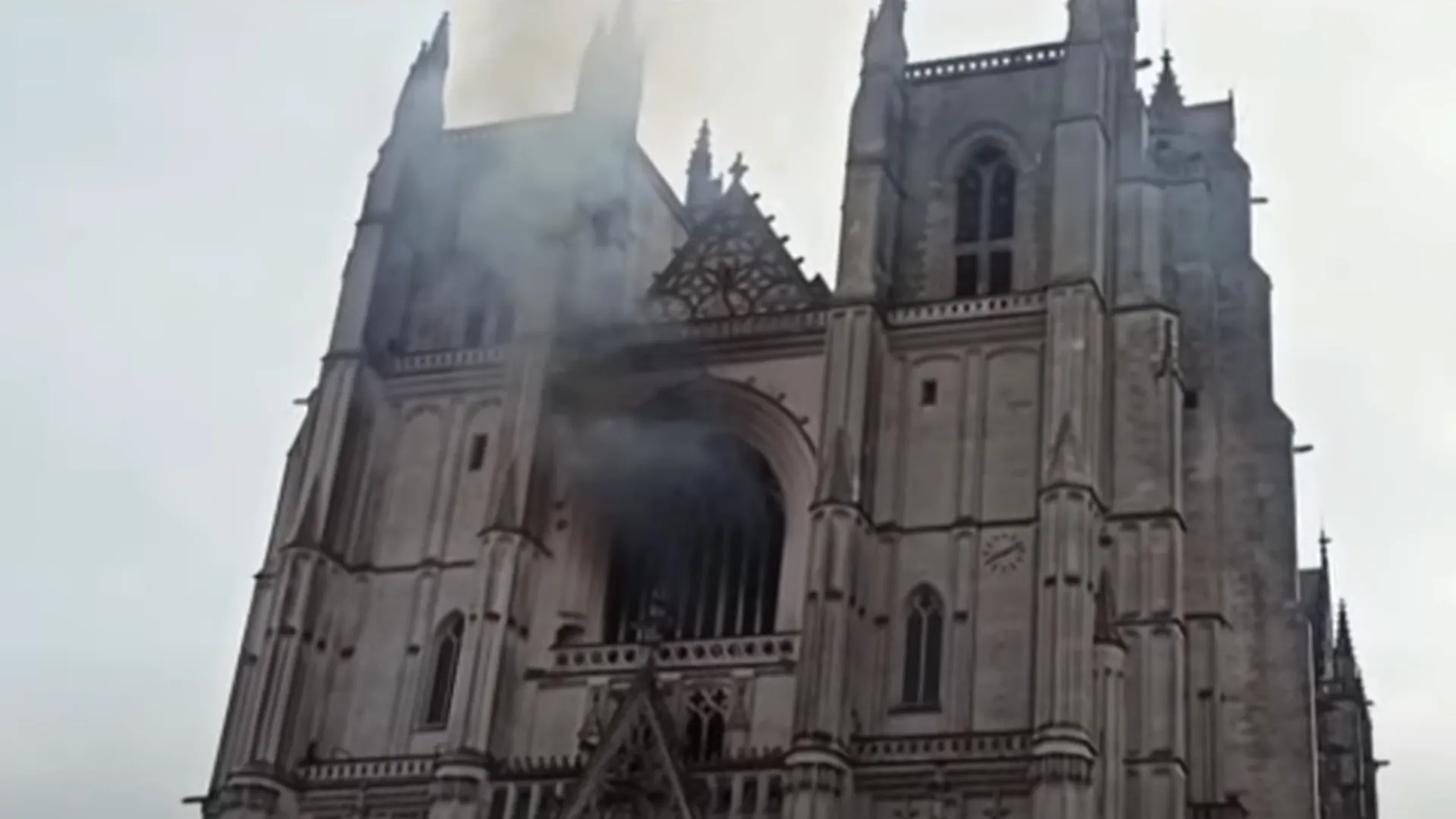 Огонь уничтожил орган в самом старом готическом соборе Нанта