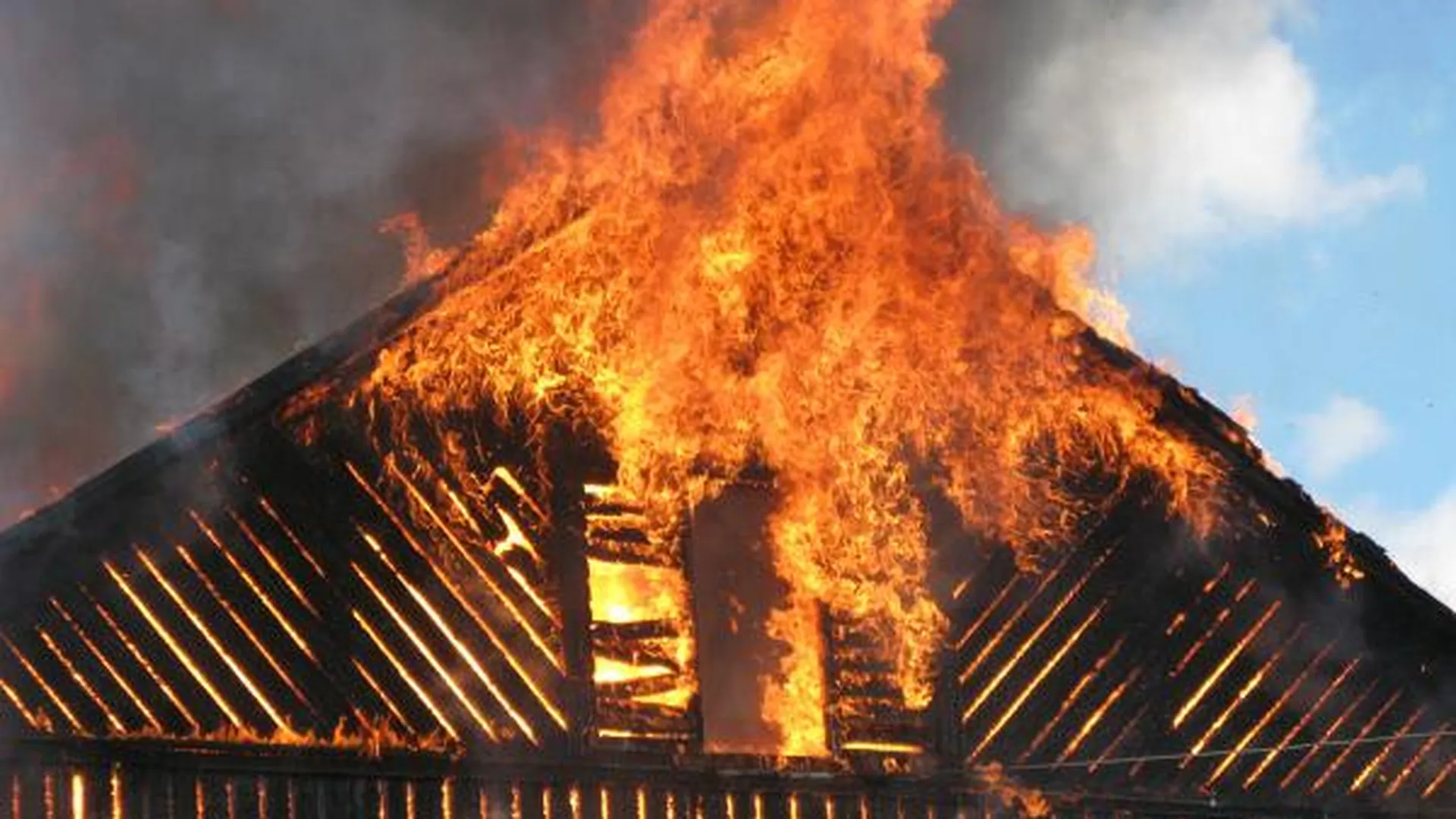 В поселке Восточный на Щелковском шоссе сгорели деревянный дом и «Газель»