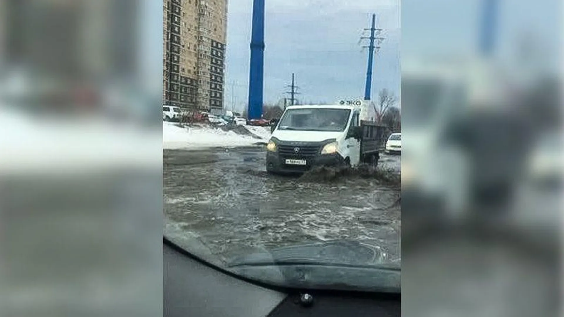 Автомобили плывут: постоянные потопы сводят с ума жителей Долгопрудного