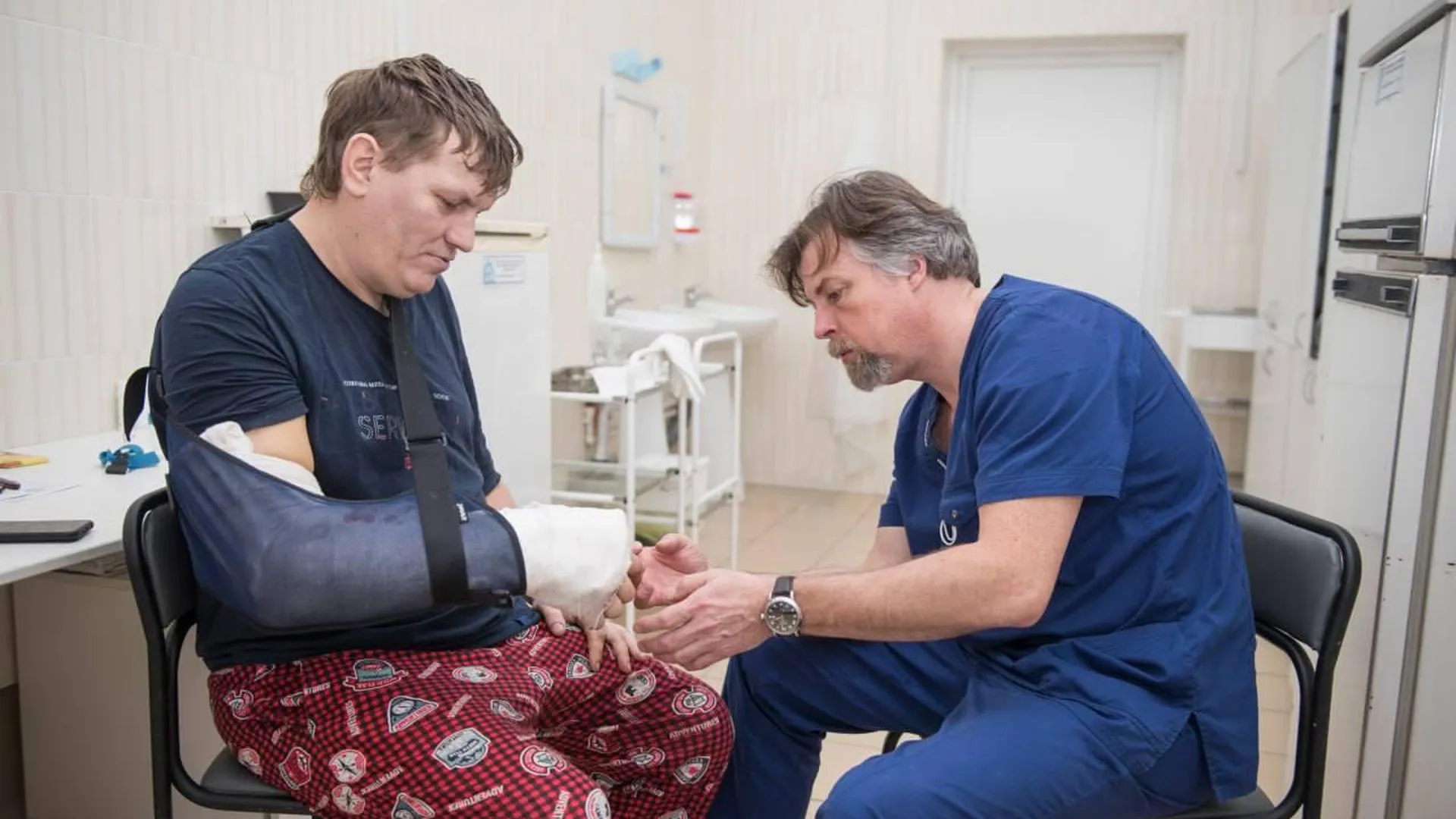 Вспылил во время спора: пациента с перерезанной осколком стекла рукой спасли в Ногинске