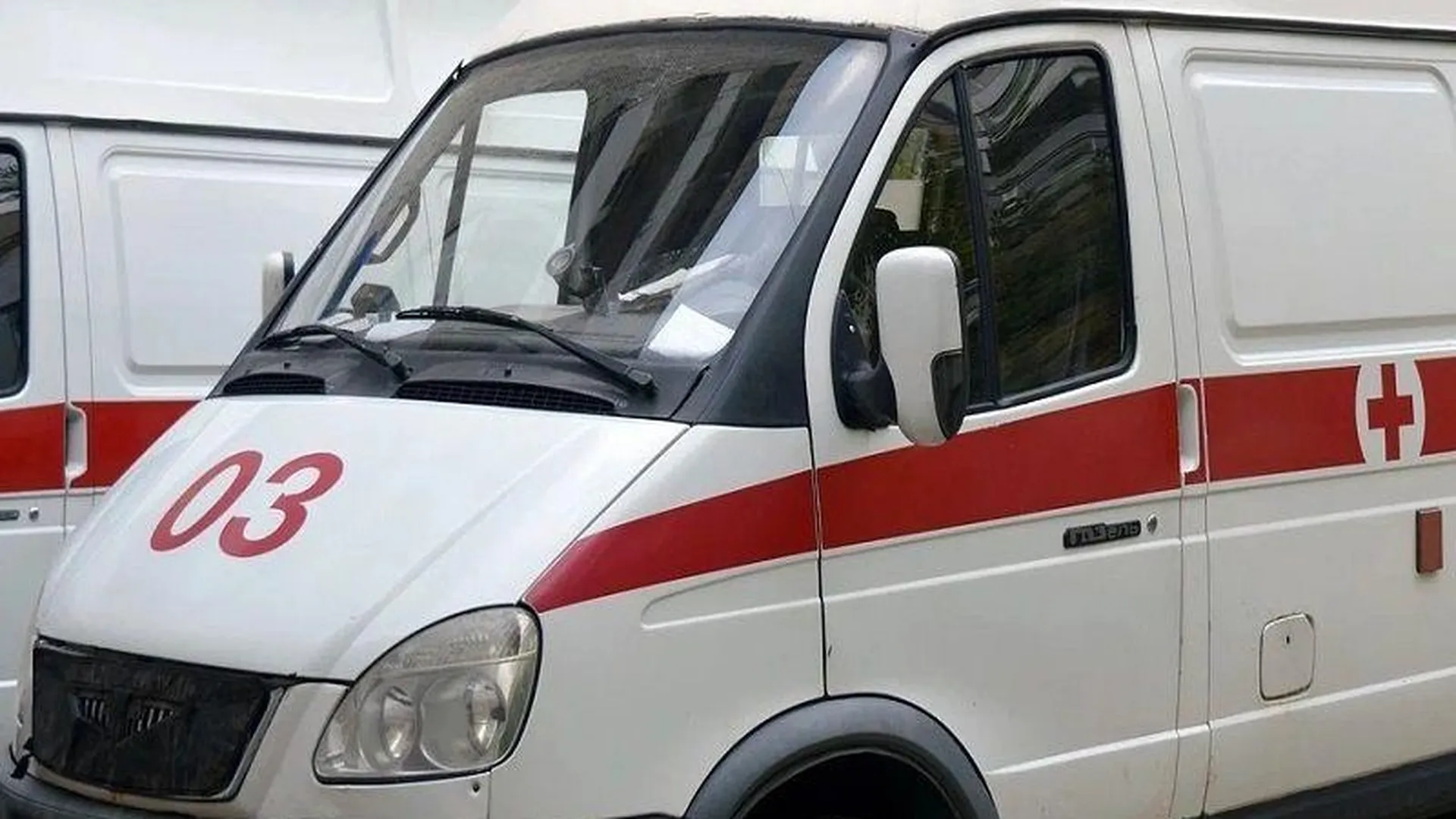 Машина скорой помощи в Чехове протиснулась через плотно припаркованные авто, чтобы успеть на вызов