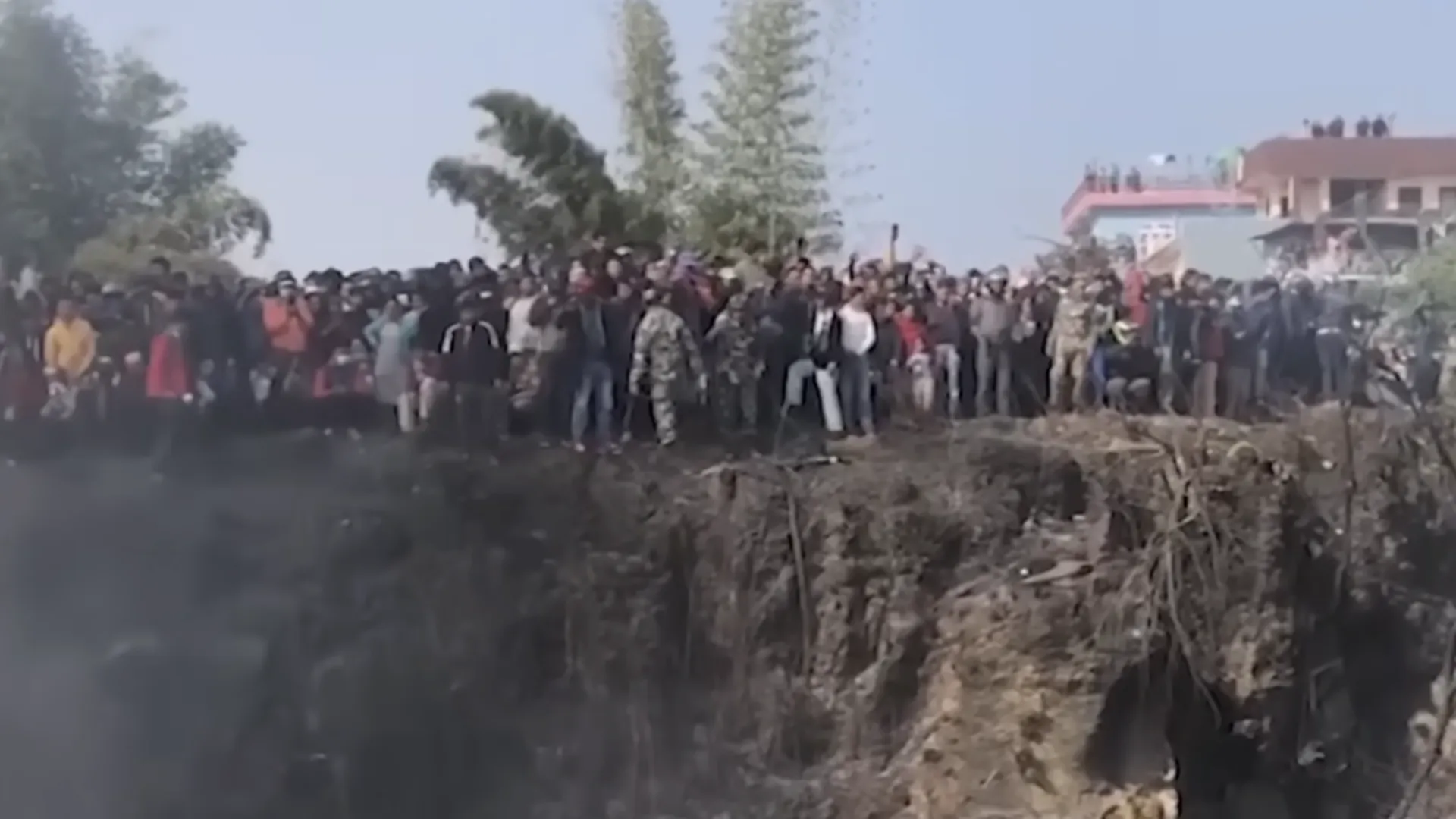 Разбор завалов на месте крушения самолета в Непале показали на видео