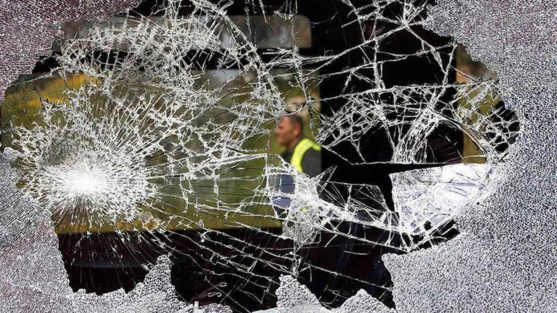 Видеоблогер получил сто часов обязательных работ из-за разбитого стекла в электричке