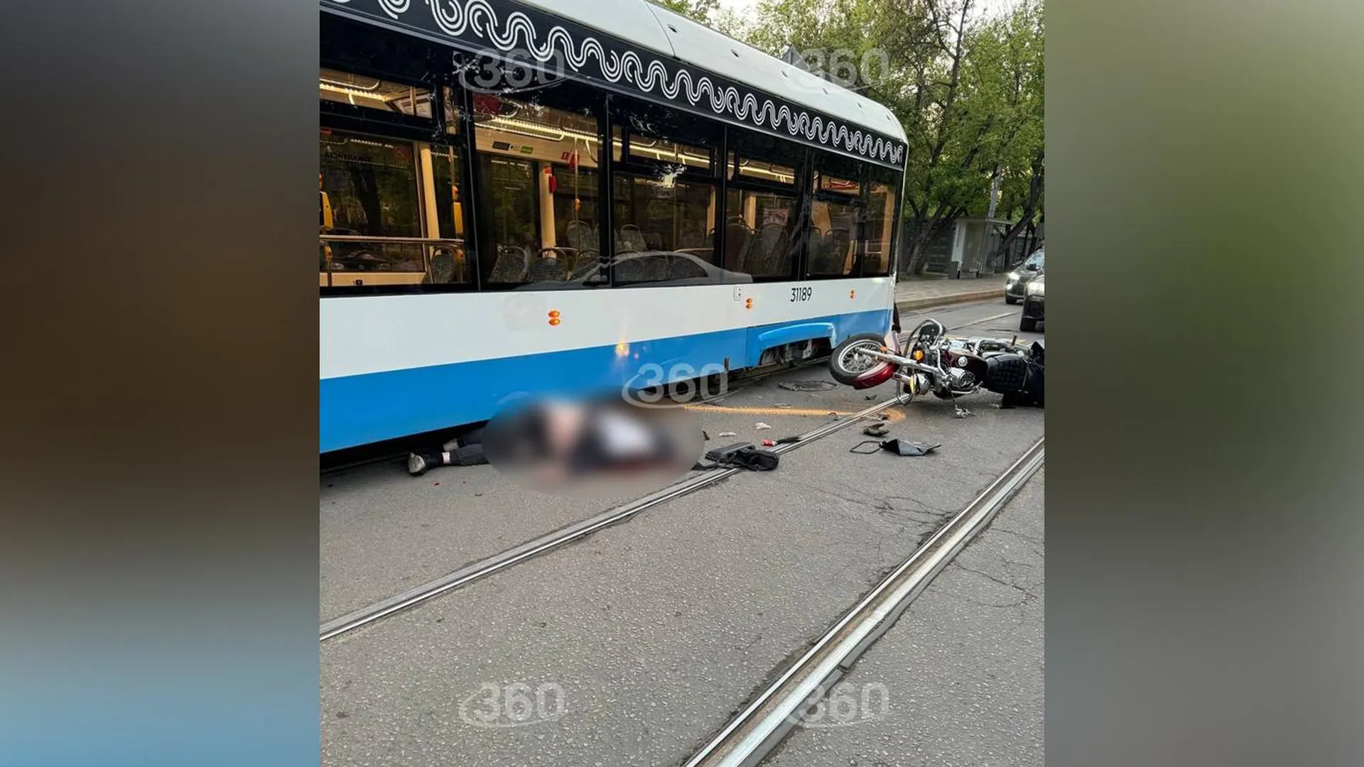 Стали известны подробности гибели мотоциклиста под колесами трамвая в Москве