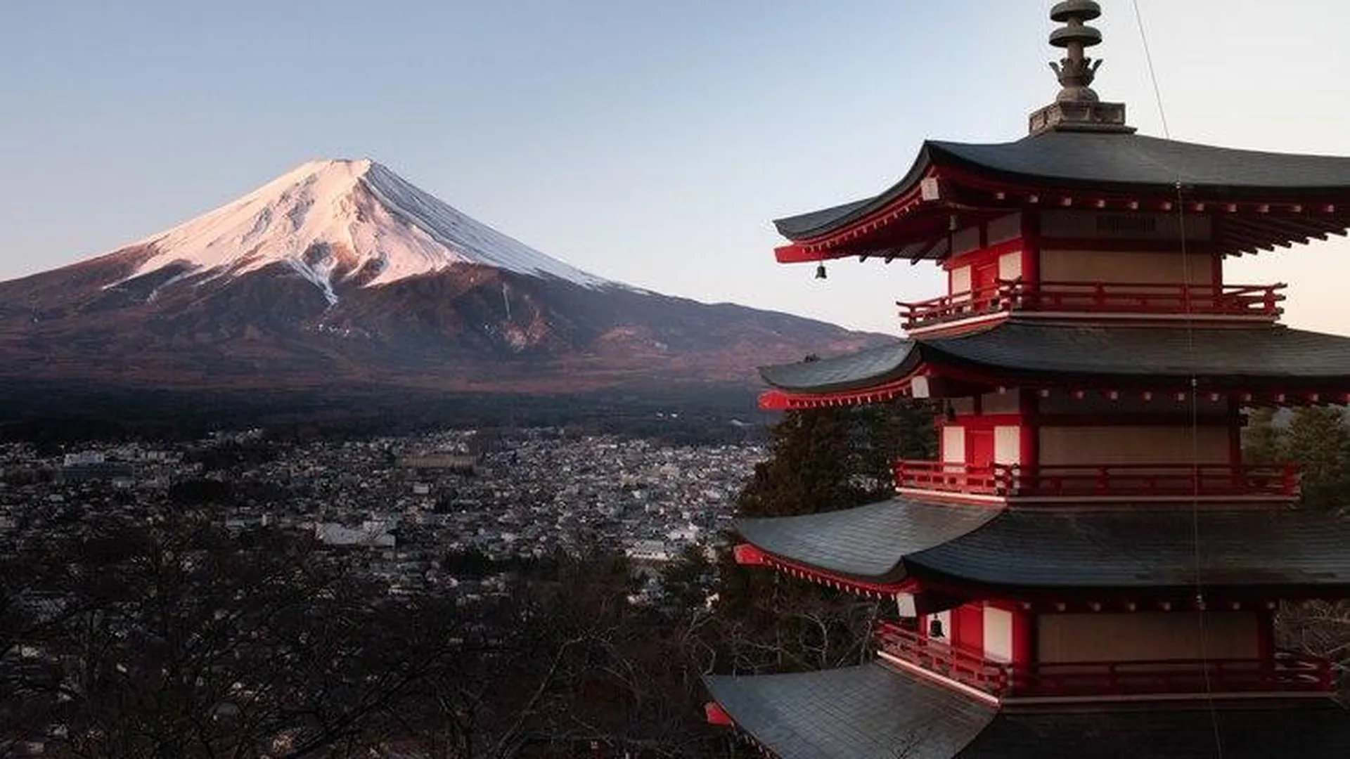 Япония опустилась на четвертое место в мире по величине экономики