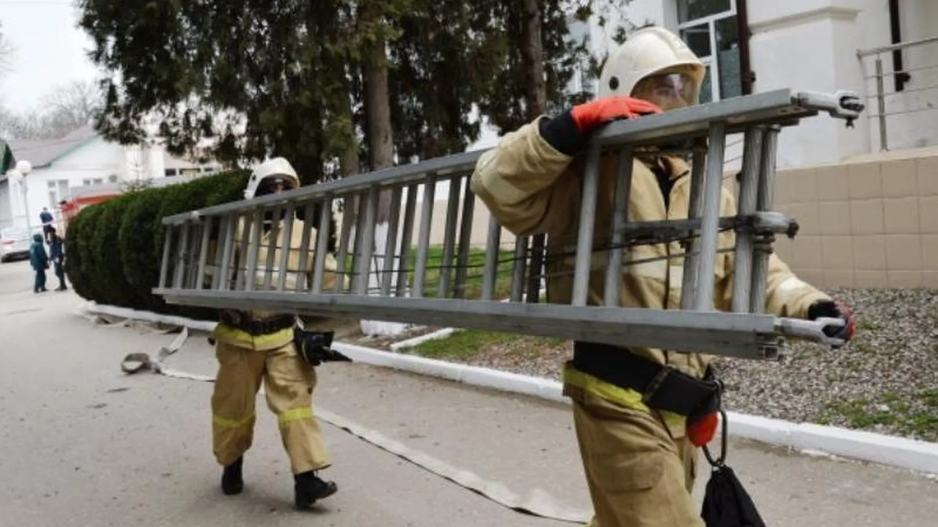 Восемь человек спасли из горящей 9-этажки в Москве, один погиб