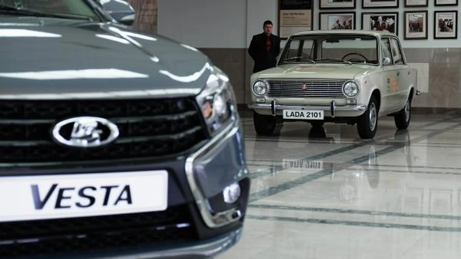 Автомобили Lada 2101 (справа) и Lada Vesta на заводе ОАО «АвтоВАЗ»