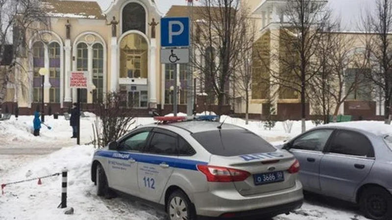 Сотрудники ДПС Краснознаменска паркуются на местах для инвалидов