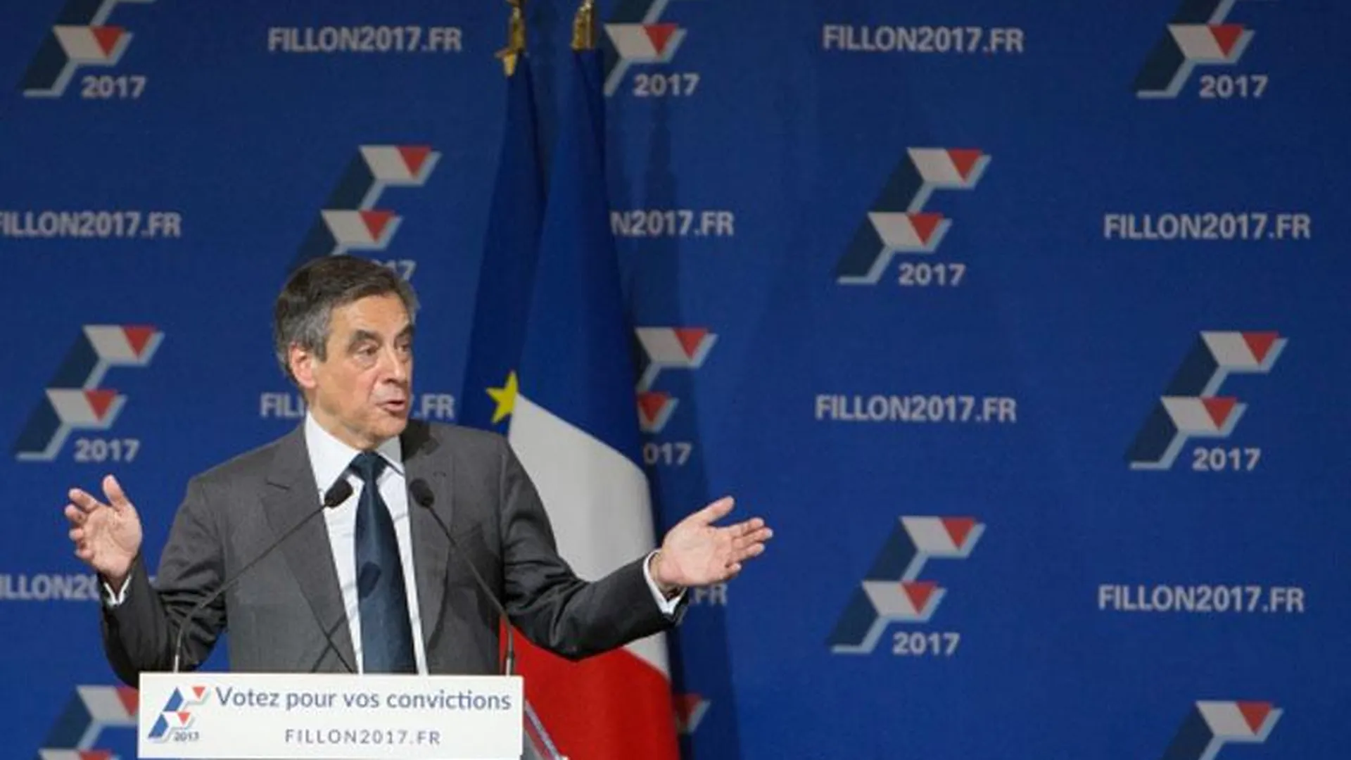 Кандидат в президенты Франции Франсуа Фийон прибыл в полицию для дачи показаний