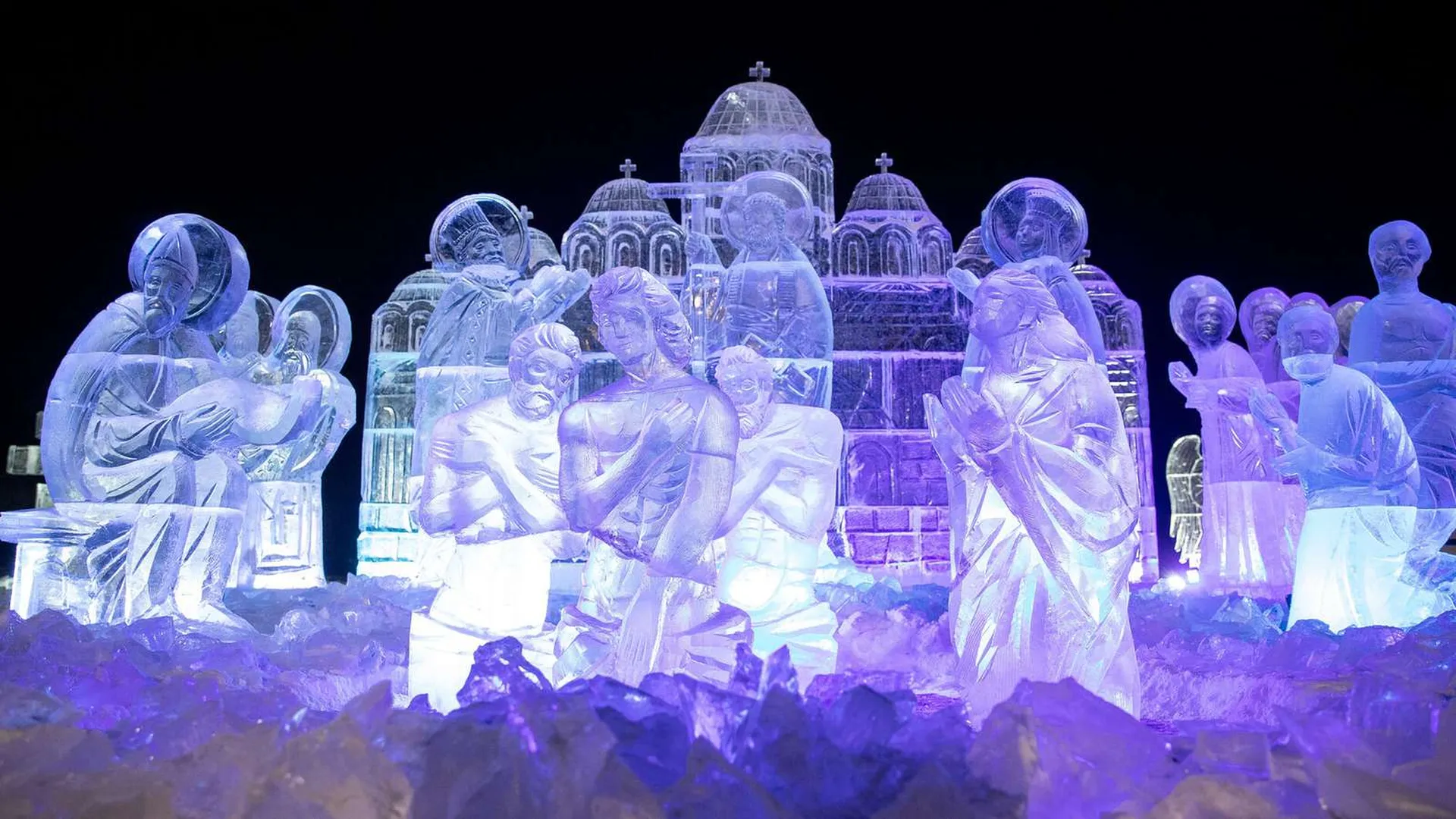 Ледяную скульптуру высотой 3,5 метра создали в Солнечногорске к Крещению