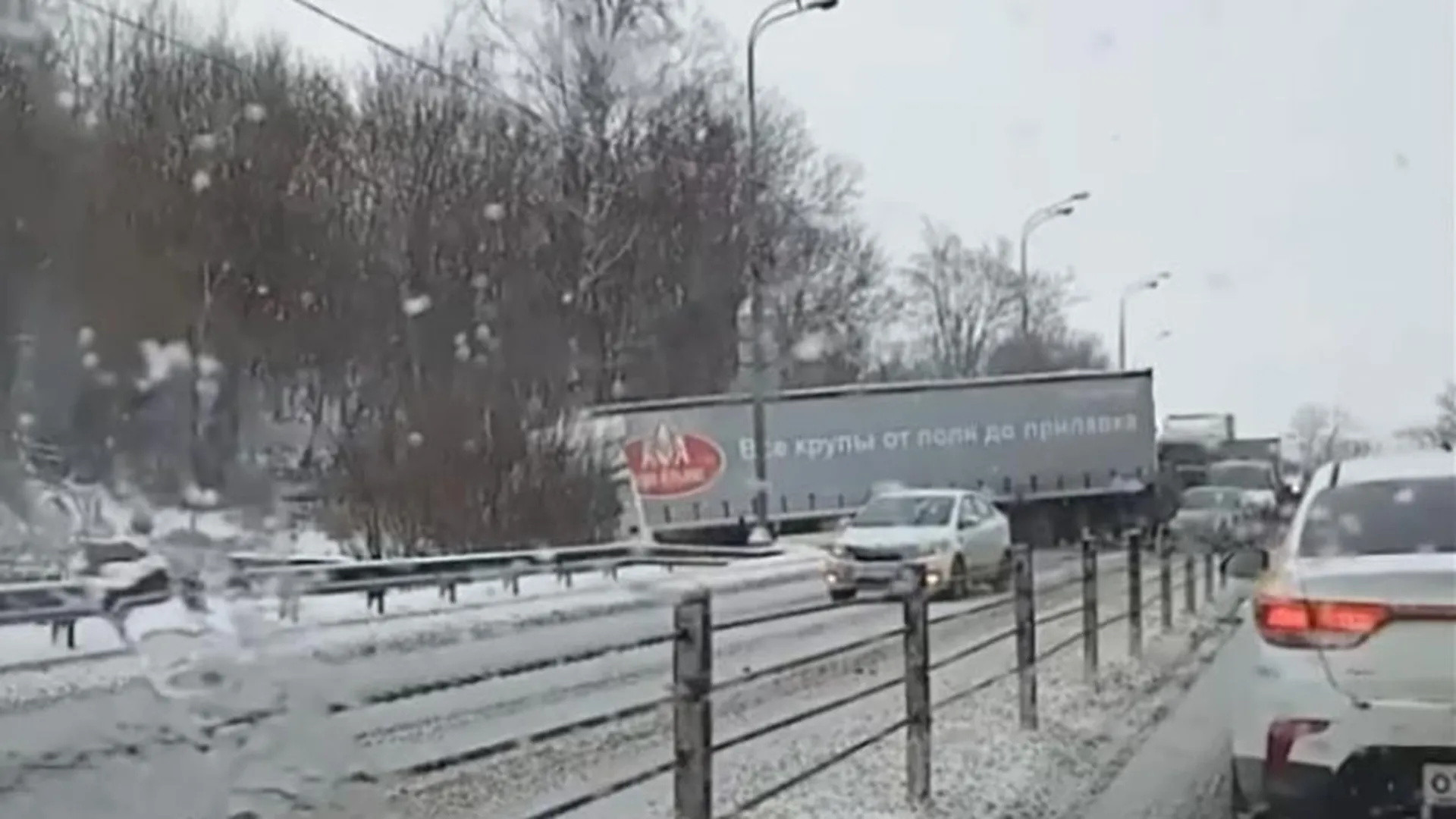 Дорога «бордовая»: на Дмитровском шоссе жуткая пробка из-за столкновения трех фур